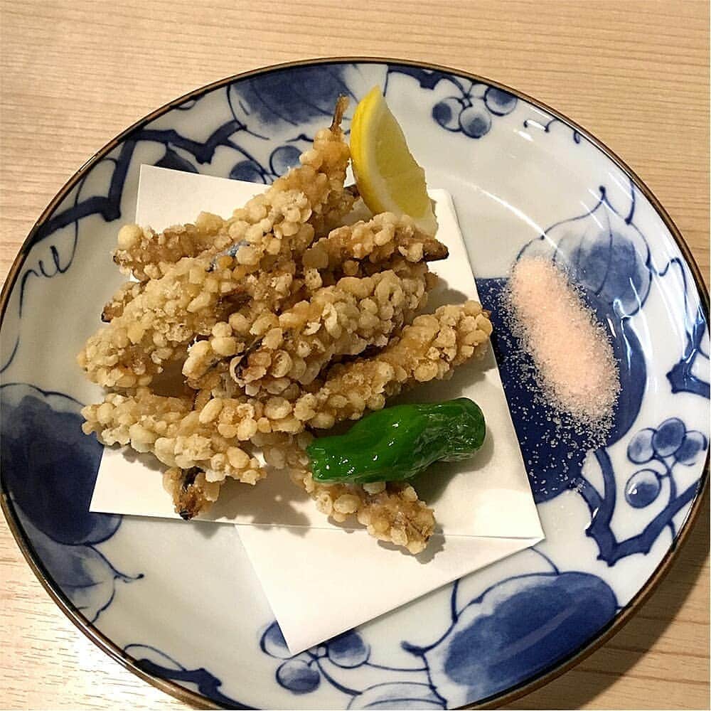 えねまるグルメさんのインスタグラム写真 - (えねまるグルメInstagram)「大阪メトロ「本町駅・淀屋橋駅」から徒歩4分のところにある『お魚と地酒 魚舟 本町』に行ってきたよ♪ 落ち着いた雰囲気のお店で、鮮魚と旬の食材が美味しいんだ。まずは卓上であぶったイワシのみりん干、イカ、シイタケのアテをいただき、お店イチオシのお刺身六種盛りをいただいたよ。今が旬のきびなごの天ぷらや、サクサクから揚げにも舌鼓をうったよ。そうそう、女将の丁寧なおもてなしも、とても嬉しかったね。ぜひ行ってみてね☆  #enemarugourmet #えねまる #グルメ #えねまるグルメ #大阪 #本町 #淀屋橋 #大阪メトロ #うおふね #居酒屋 #魚介料理 #海鮮料理 #割烹 #小料理 #接待 #宴会 #落ち着いた空間 #地酒 #旬の食材 #大阪グルメ #関西グルメ #美味しい #おいしい #うまい #あまから手帖 #あまから」5月27日 11時01分 - enemarugourmet