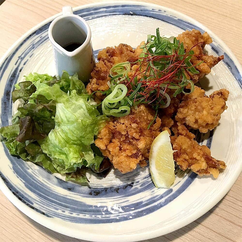 えねまるグルメさんのインスタグラム写真 - (えねまるグルメInstagram)「大阪メトロ「本町駅・淀屋橋駅」から徒歩4分のところにある『お魚と地酒 魚舟 本町』に行ってきたよ♪ 落ち着いた雰囲気のお店で、鮮魚と旬の食材が美味しいんだ。まずは卓上であぶったイワシのみりん干、イカ、シイタケのアテをいただき、お店イチオシのお刺身六種盛りをいただいたよ。今が旬のきびなごの天ぷらや、サクサクから揚げにも舌鼓をうったよ。そうそう、女将の丁寧なおもてなしも、とても嬉しかったね。ぜひ行ってみてね☆  #enemarugourmet #えねまる #グルメ #えねまるグルメ #大阪 #本町 #淀屋橋 #大阪メトロ #うおふね #居酒屋 #魚介料理 #海鮮料理 #割烹 #小料理 #接待 #宴会 #落ち着いた空間 #地酒 #旬の食材 #大阪グルメ #関西グルメ #美味しい #おいしい #うまい #あまから手帖 #あまから」5月27日 11時01分 - enemarugourmet