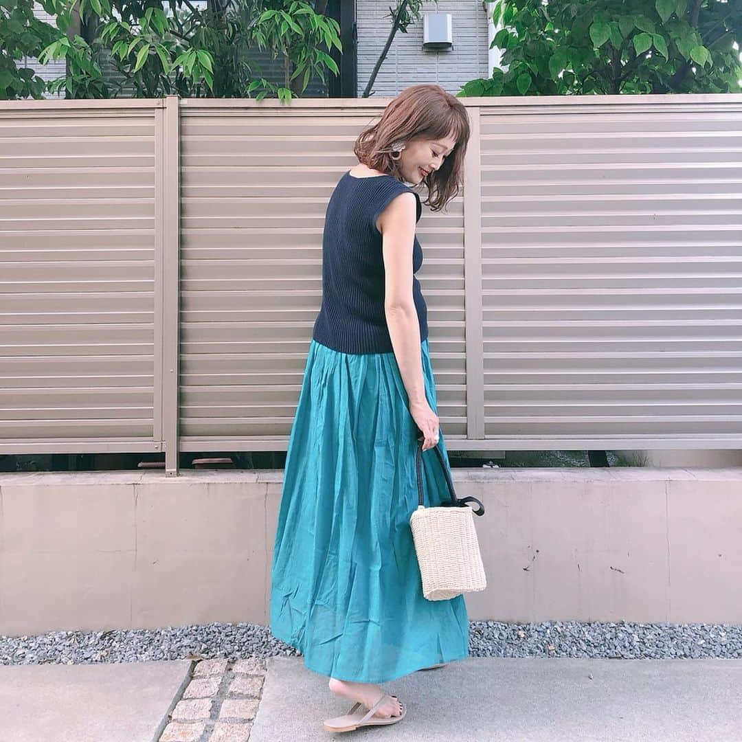 Kikuno Sayumiさんのインスタグラム写真 - (Kikuno SayumiInstagram)「〻blue skirt 〻 ・ ・ ・ @urs_official  の#コットンボイルボリュームスカート 𓂃 ・ サイズはM ・ このブルーの色味がキレイ✧*ネイビーのトップスでブルーのグラデーション合わせ。 ・ 暑すぎて#ビーサン ・ ・ ・ skirt▶ @urs_official bag▶ @amour_onlinestore piece▶ @m.noripeee ・ ・ ・  #カジュアル#夏コーデ#패션스타그램#옷스타그램#오오티디#ファッション#fashion#ママ#ママコーデ#プチプラコーデ#大人カジュアル#シンプルコーデ#大人可愛い#ジユジョ#マタニティコーデ #ぷんにー#ママリ#ママリファッション#妊娠8ヶ月#UNIQLO#ユニジョ#ユアーズ#urs_styling#ブルー#ブルースカート#かごバッグ」5月27日 11時09分 - sayumikikuno