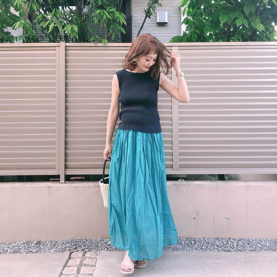 Kikuno Sayumiさんのインスタグラム写真 - (Kikuno SayumiInstagram)「〻blue skirt 〻 ・ ・ ・ @urs_official  の#コットンボイルボリュームスカート 𓂃 ・ サイズはM ・ このブルーの色味がキレイ✧*ネイビーのトップスでブルーのグラデーション合わせ。 ・ 暑すぎて#ビーサン ・ ・ ・ skirt▶ @urs_official bag▶ @amour_onlinestore piece▶ @m.noripeee ・ ・ ・  #カジュアル#夏コーデ#패션스타그램#옷스타그램#오오티디#ファッション#fashion#ママ#ママコーデ#プチプラコーデ#大人カジュアル#シンプルコーデ#大人可愛い#ジユジョ#マタニティコーデ #ぷんにー#ママリ#ママリファッション#妊娠8ヶ月#UNIQLO#ユニジョ#ユアーズ#urs_styling#ブルー#ブルースカート#かごバッグ」5月27日 11時09分 - sayumikikuno