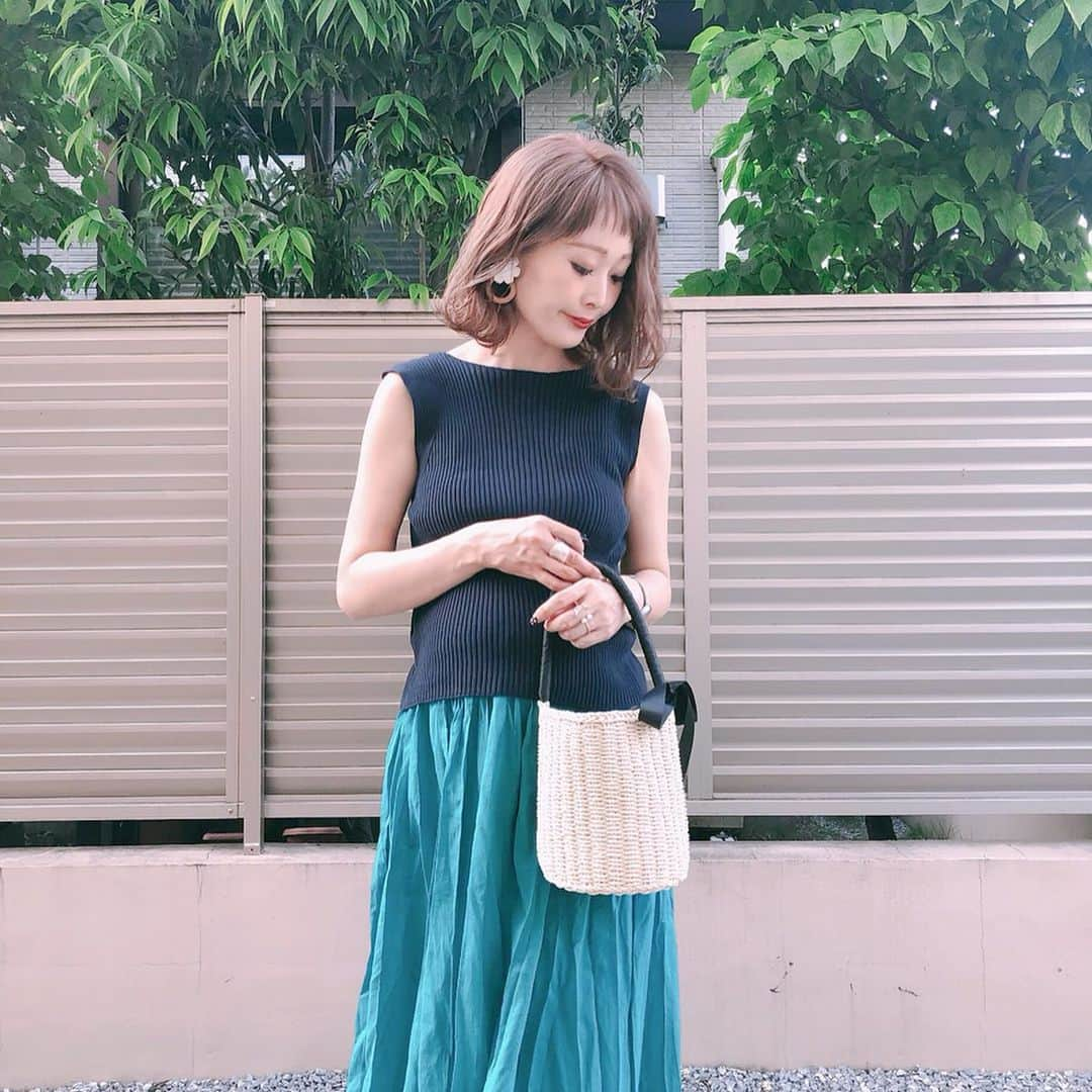 Kikuno Sayumiさんのインスタグラム写真 - (Kikuno SayumiInstagram)「〻blue skirt 〻 ・ ・ ・ @urs_official  の#コットンボイルボリュームスカート 𓂃 ・ サイズはM ・ このブルーの色味がキレイ✧*ネイビーのトップスでブルーのグラデーション合わせ。 ・ 暑すぎて#ビーサン ・ ・ ・ skirt▶ @urs_official bag▶ @amour_onlinestore piece▶ @m.noripeee ・ ・ ・  #カジュアル#夏コーデ#패션스타그램#옷스타그램#오오티디#ファッション#fashion#ママ#ママコーデ#プチプラコーデ#大人カジュアル#シンプルコーデ#大人可愛い#ジユジョ#マタニティコーデ #ぷんにー#ママリ#ママリファッション#妊娠8ヶ月#UNIQLO#ユニジョ#ユアーズ#urs_styling#ブルー#ブルースカート#かごバッグ」5月27日 11時09分 - sayumikikuno