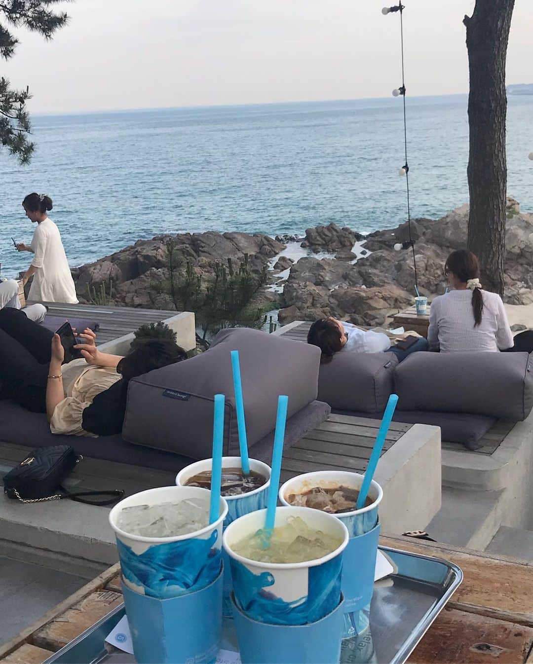 河﨑莉奈さんのインスタグラム写真 - (河﨑莉奈Instagram)「바다가 보이는 예쁜카페♡🐳🥤 @waveoncoffee_official」5月27日 11時10分 - rinya5588