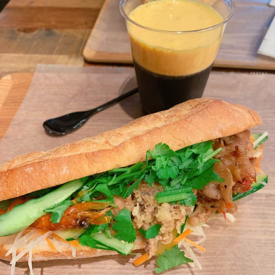 サキ吉さんのインスタグラム写真 - (サキ吉Instagram)「恵比寿にあるバインミー専門店CYCLO Banh mi( @cyclo.banhmi_official )に行ってきたよ🙆‍♀️💕 バインミーっていうのはベトナムのサンドイッチ✨ ． ここのバインミーはお野菜たっぷりで 職人こだわりのパンがめっちゃ合う☺️ ボリューミーだけどペロリと食べ切っちゃったよー🥰 ． そしてオススメはエッグコーヒー☕️ 新感覚で不思議👀 最初カスタードクリームだけを食べるとデザートみたい✨ そのクリームを苦めのコーヒーと混ぜて程よい甘さに💕 1つで2度楽しめるよ✨ ． 恵比寿でお気に入りのお店が増えた🥰 ． #PR  #バインミー  #シクロバインミー  #恵比寿　 #EBISUFOODHALL  #エッグコーヒー」5月27日 11時02分 - sakikichi1201