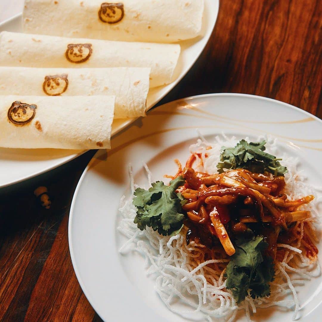 PARCO_ya上野さんのインスタグラム写真 - (PARCO_ya上野Instagram)「ただいま期間限定（5月22日～6月18日）シャンシャン2歳の誕生日を記念した「パンダメニューフェア」を開催中。﻿﻿ ﻿﻿ 香香（シャンシャン）にちなんで紅油を使用した四川の伝統料理「魚香肉絲」をアレンジした甘辛な味付けの「魚香香肉絲（ユーシャンシャンロースー）」 上野店限定、パンダ焼印クレープで包んでお召し上がりください。﻿﻿ ﻿﻿ ■パンダを探そう🐼﻿﻿ どこかにパンダが隠れています。﻿﻿ 見つけたらコメントしてみてくださいね！﻿ ﻿ ﻿ <shop information>﻿﻿﻿ 中国料理﻿﻿﻿ 6F : 中国名菜 銀座アスター﻿﻿﻿ TEL : 03-6284-2777﻿﻿﻿ ﻿﻿ #PARCO_ya #parcoya #パルコヤ #パルコヤ上野 #上野 #ueno #銀座アスター #銀座アスタープティシーヌ上野 #中国料理 #魚香肉絲 #肉絲  #銀座アスターでランチ #上野散策 #上野グルメ #御徒町グルメ #上野ランチ #御徒町ランチ #パンダメニューフェア #パンダ #シャンシャン #香香 #instafood #東京中華」5月27日 11時03分 - parco_ya_ueno