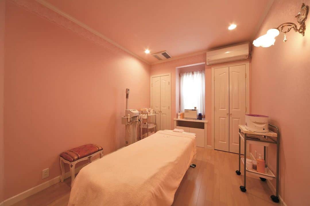 岡谷ホームズ株式会社さんのインスタグラム写真 - (岡谷ホームズ株式会社Instagram)「空間にも癒されるエステサロン ・ ・ ・ ゲストルーム✨エステの施術をするお部屋のひとつです。 ・ こちらのお部屋は、ピンクと白を基調としたインテリアに✨ゲストルームは、お部屋ごとにデザインが違います😊 ・ ・ ・ ・ プロフィール「@okayahomes」より、ウェブサイト www.okaya-homes.co.jp へのリンクができます。 施工事例やオーナー様からいただいた貴重なお言葉、スタッフブログも掲載しています！ぜひご覧ください😊 エアコンではない新しい選択「光冷暖」のご体感は、モデルハウスへ！ ・ ・ ・ #岡谷ホームズ #okayahomes #家族が健康で快適に暮らせる家🍀 #施工事例 #四季を通して清々しく #輸入住宅 #注文住宅 #八事ハウジング #名古屋 #愛知県 #三重県 #岐阜 #home #myhome #design #interior #エステサロン #ゲストルーム #エレガントインテリア #家 #家づくり #暮らしを楽しむ #丁寧な暮らし #Instagood #こだわりの家」5月27日 11時04分 - okayahomes
