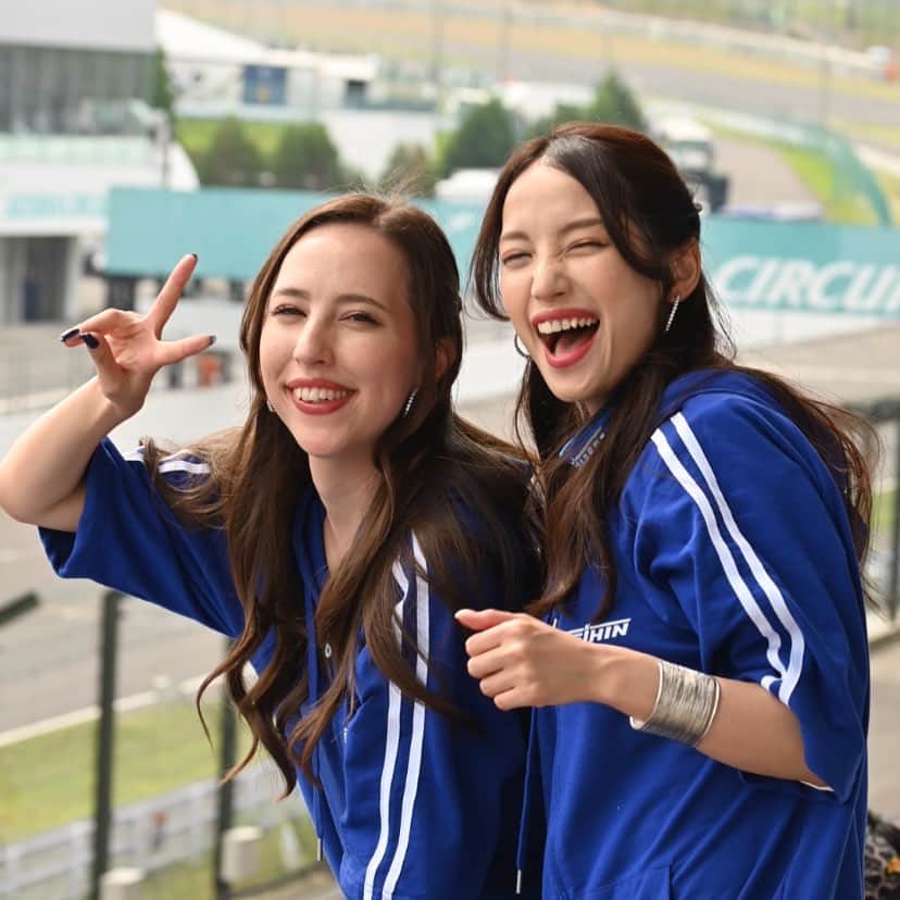 蒼怜奈のインスタグラム：「昨日のベストスマイル！  #KEIHINREALRACING #KB2019 #sgt #supergt #supergt2019 #smile #レースクイーン #鈴鹿サーキット #蒼怜奈 #英美里 #パーカーコーデ #パーカー女子 #ハーフアップ #バングル #プラチナムプロダクション #笑顔 #爆笑 #スマイル #ケーヒン」