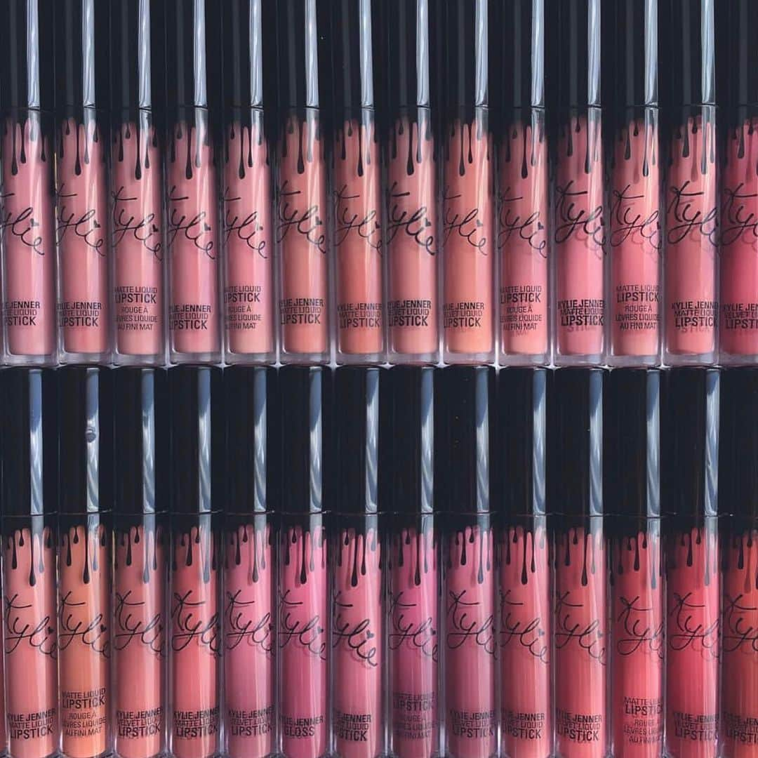 Kylie Cosmeticsさんのインスタグラム写真 - (Kylie CosmeticsInstagram)「lip kits 🤩 up to 40% off this weekend happening now! 💋 hurry before your favorite shade sells out 💫 @aalexisbeauty」5月27日 11時12分 - kyliecosmetics