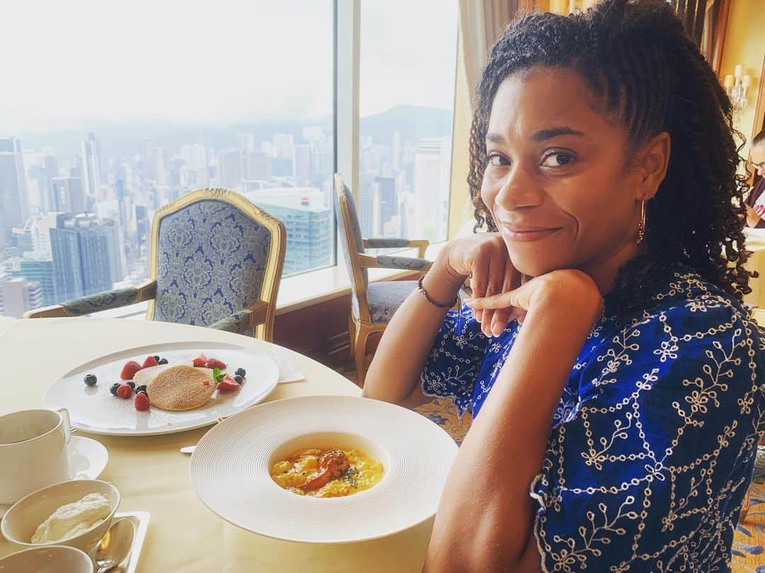 Kelly McCrearyさんのインスタグラム写真 - (Kelly McCrearyInstagram)「Good morning, yes I will have two breakfasts and a coffee with my view, thank you very much @islandshangrila. . . . #islandshangrila #islandshangstay @howelltalentrelations #travelpartner 📷: @petechatmon」5月27日 11時21分 - seekellymccreary