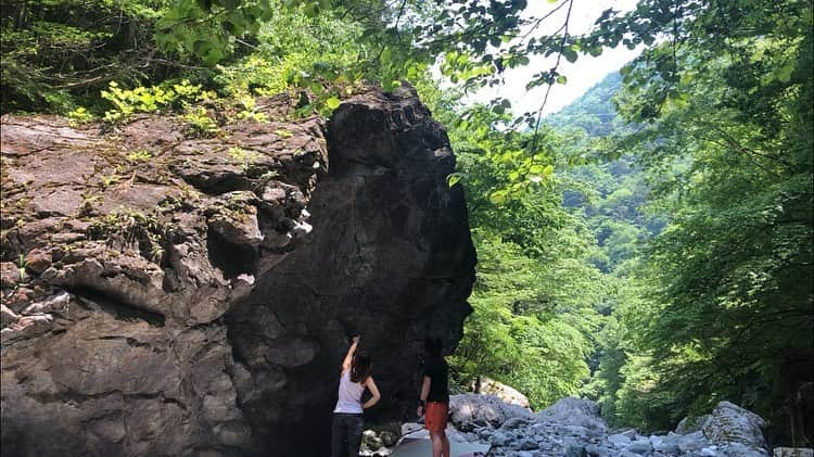 白數里子さんのインスタグラム写真 - (白數里子Instagram)「昨日は @mk.climber  と2人で奥日原の岩へ。  こんな季節に登りにきてる人はいなくて、終始貸切。 灼熱を覚悟して、水着まで用意したけど、涼しくて快適だった。  お目当ての雨雲岩、レインマンはめちゃくちゃかっこいい岩だった！ 数年前に一度きた事あるけどほとんど覚えていなかったから、2人で一手一手考えて、試してを繰り返し遠い一手も止まるところまで進んだ。  私たち今、すごく贅沢な時間だねって話しながら2人で満喫✨  岩の上には立てなかったけど、2人とも登れそうだからまた行きたいな。  マホちゃん運転ありがとう😌 @icebreakerjp  @eyecandyworks  @lasportivajp」5月27日 11時23分 - satopoppo1124