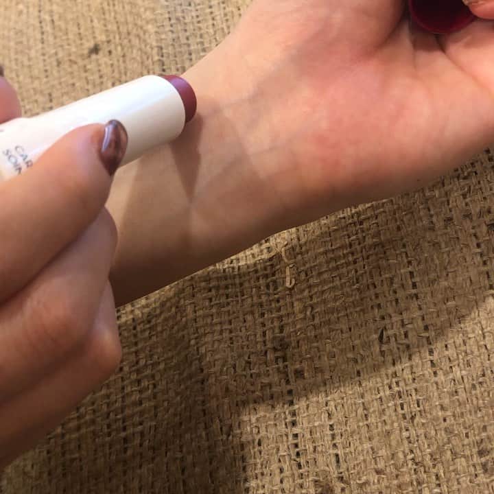 のインスタグラム：「#コレス の #リップバームスティック カラーレポート💄﻿ オイルインタイプなので冷房の乾燥から守りたいときにも☺︎﻿ ﻿ ① #ワイルドベリー は人気の赤リップ🍓﻿ 雑誌でも紹介されるナンバーワンリップ﻿ ﻿ ② #ハイビスカス はビビットなピンクリップ🌺﻿ ガーリーななイメージに見せたいときに﻿ ﻿ ③ #アプリコット はヘルシーなオレンジリップ🍑﻿ ナチュラルに見せたいときに﻿ ﻿ #リップ #本日のメイク #今日のメイク #リップバーム #リップクリーム #りっぷ #リップメイク」
