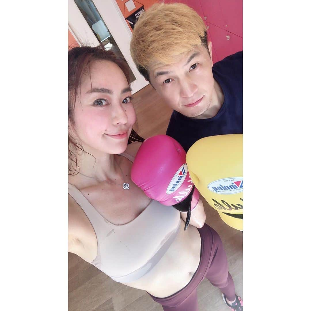 松岡李那さんのインスタグラム写真 - (松岡李那Instagram)「#世界チャンピオン 🏆🥊 @hulksatoosamu に朝から#トレーニング して頂きました😊💦 汗がドンドン出てきます💦 #脂肪燃焼 がすごい‼️ 基礎から教えてもらって、すごく強くなっちゃったらどうしよう😚💪💪💪 VIDEO撮ってもらったのでよかったら見てね😃🥊🥊🥊 #朝活 #強め女子  #boxing #training #workout」5月27日 11時46分 - linahxoxo