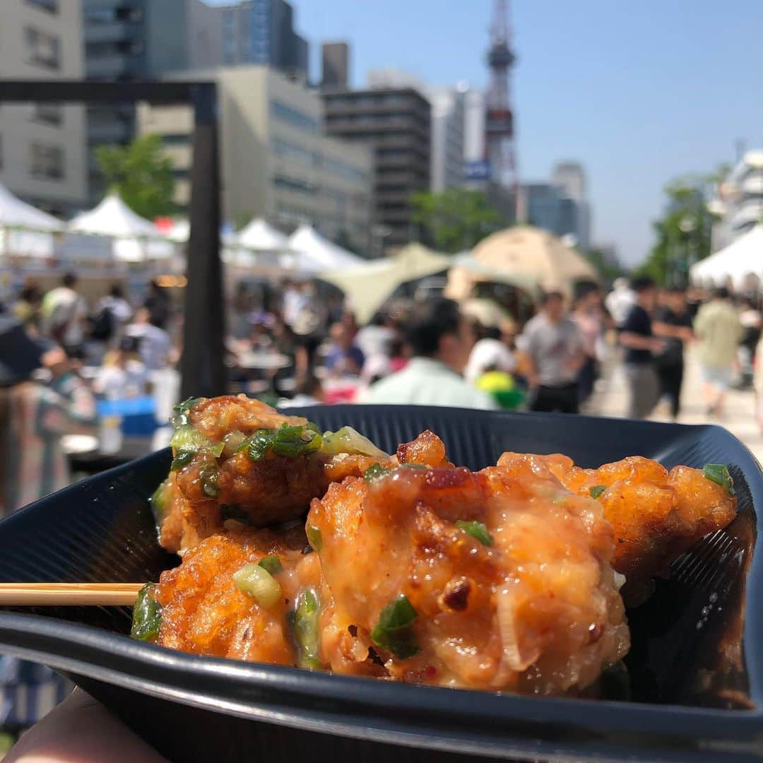 アンジェラ佐藤さんのインスタグラム写真 - (アンジェラ佐藤Instagram)「昨日は「女子はハラペコ。SOSEI PICNIC（ソーセイピクニック） 2019」お邪魔しました  会場で食べた「牛もも肉のステーキガーリック｣がなまらレアでじゅ～しぃーー( *´艸`) https://soseipicnic.themedia.jp #SOSEIPICNIC #創成ピクニック #腹ぺこ女子の為のフードイベント #勿論男性も歓迎 #5月30日からはニンニク料理をテーマにしたHOKKAIDOにんにくバルが開催 #ヒンナヒンナ #母君は葱塩唐揚げを購入 #味付けしっかりまいうー #創成川公園  #狸二条広場」5月27日 11時47分 - angela_satou