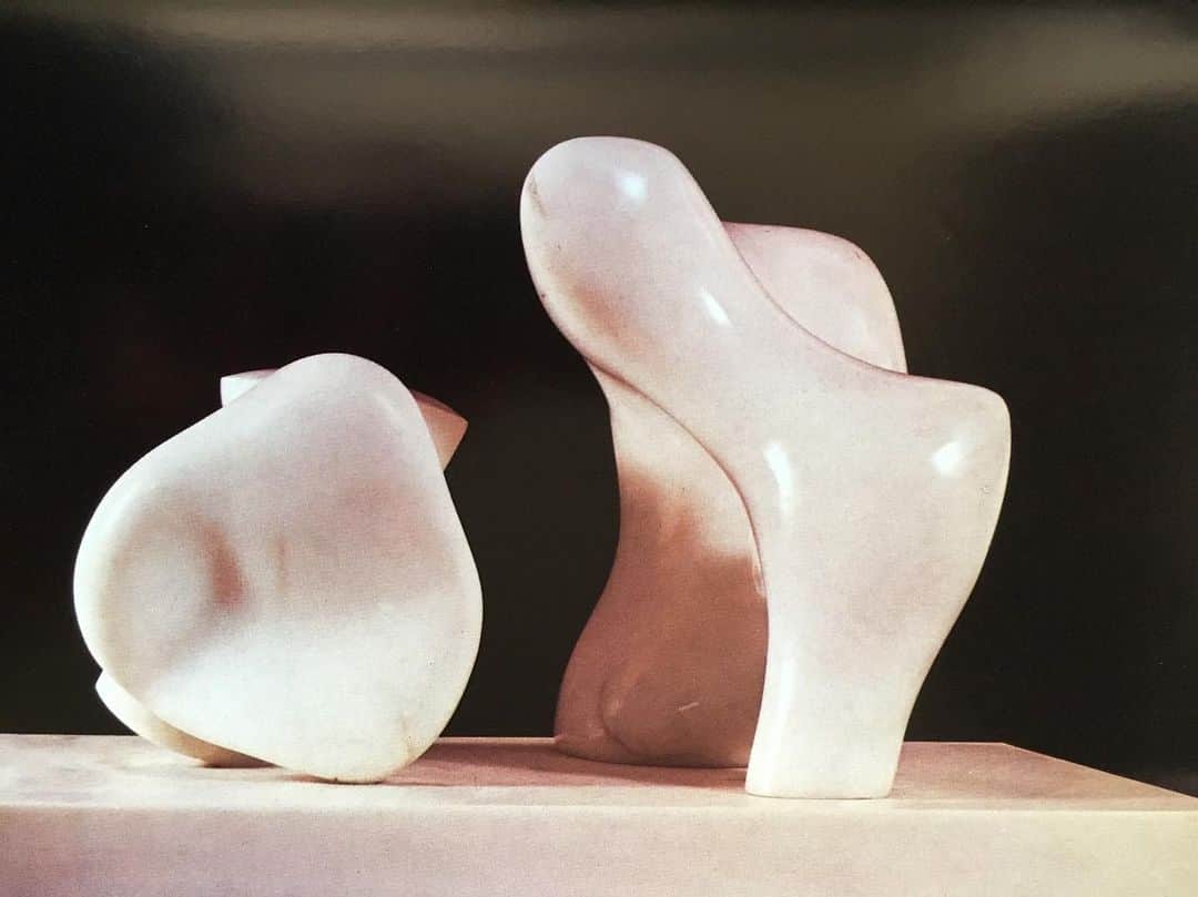 ジュリー・ロッシュさんのインスタグラム写真 - (ジュリー・ロッシュInstagram)「Two Forms, from Henry Moore.  The smooth, irregular shapes of Two Forms relate closely to pebbles that Moore collected along the beaches of Norfolk, England. However, as the forms seem to intermingle and respond to each other, Moore’s sensuous sculpture also appears to be a pair of human bodies. #henrymoore #henrymooresculpture #sculpture #surrealistart #forms」5月27日 11時51分 - julierochemiya