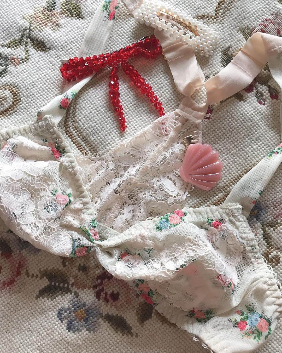 のインスタグラム：「@petitemeller が着てるのを可愛いと言ったらくれたランジェリーとヘアクリップたち🎀 thank you P」