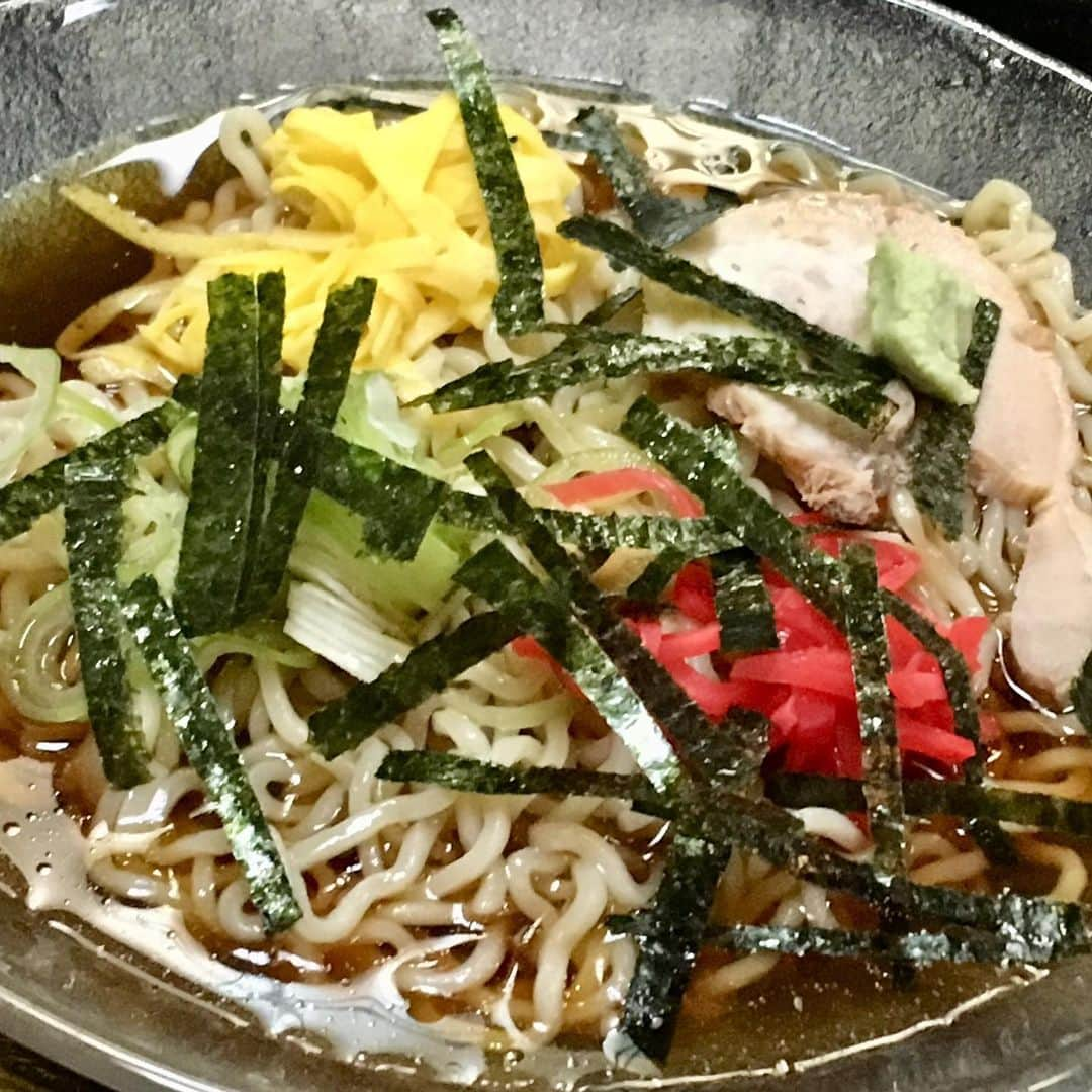 柳家さん生さんのインスタグラム写真 - (柳家さん生Instagram)「5/27昼ご飯だぁ〜 そば処月見の冷やし中華👍ここは山葵が付いてくる 😅  #さん生 #冷やし中華 ＃山葵 #そば処」5月27日 11時58分 - waraiguma1957