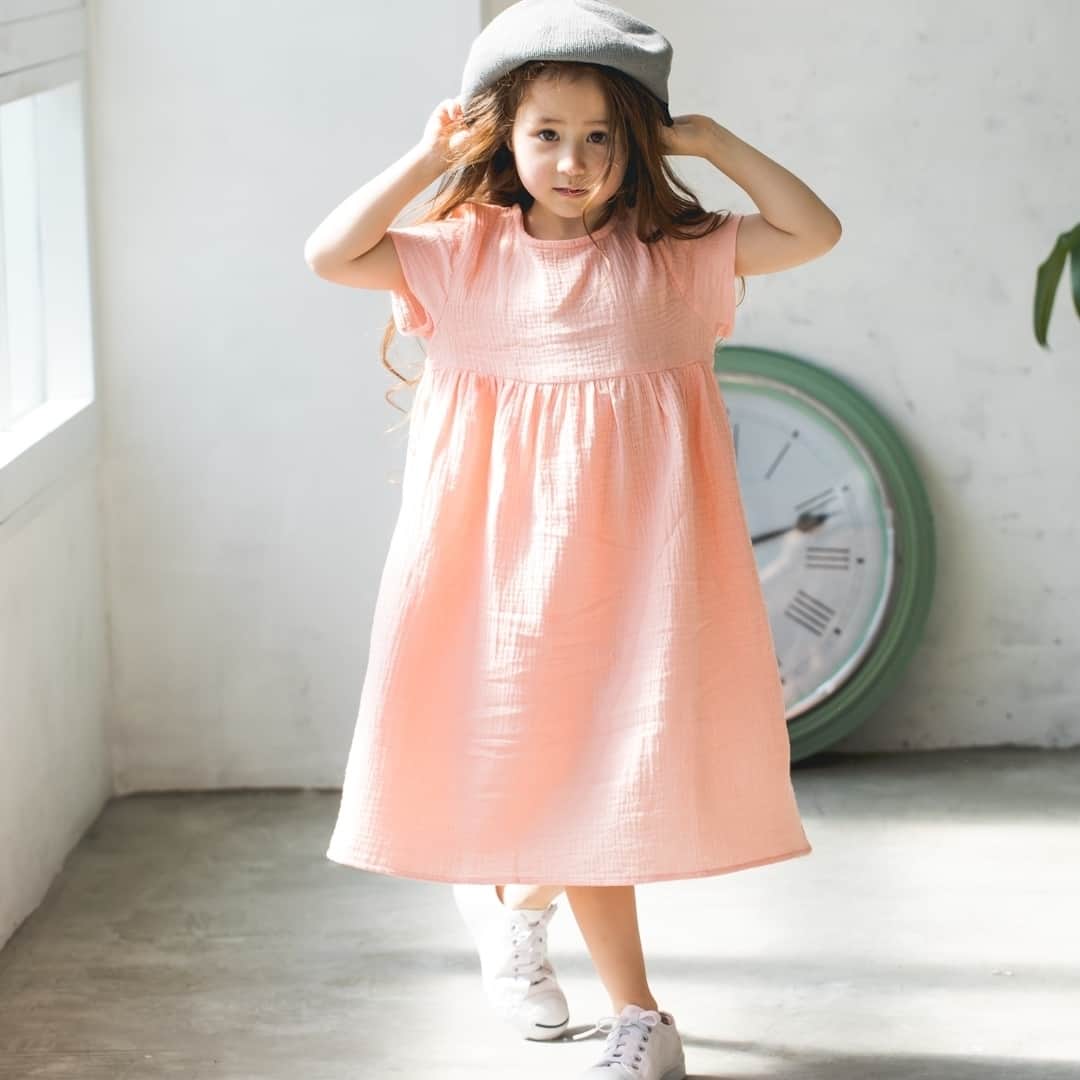 coucou manon フォトイベントをする子供服ブランドさんのインスタグラム写真 - (coucou manon フォトイベントをする子供服ブランドInstagram)「プロフィールのURLからLINE@お友達登録で10%オフクーポン🎁  ダブルガーゼフレンチスリーブワンピ ¥1,800  MANON人気定番のダブルガーゼリラックスワンピースの半袖💁 人気のフレンチスリーブが女の子らしいフェミニンなシルエットに❤お色が豊富なので自分のお気に入りを見つけちゃお♪ 姉妹で色違いも可愛いですよ😍 人気のお色は早い者勝ちですよ〜!! プレゼント企画への応募は1つ前のPOSTから急げ〜☝ 🍭おかげさまで公式LINE@お友だち数9,000人突破🍭  MANONをお得にご利用頂くにはLINE@友だち登録がとってもオススメだよ〜😍 プロフィールのURLをクリック→公式オンラインショプ内のLINE@お友達登録リンクをクリック  MANON LINE@公式アカウントではお友達限定で 👉LINEお友達限定10%OFFクーポン 👉週末限定タイムセールセール 👉新作入荷  等のお得な最新情報をいち早くお届けしますよ❤  #ククマノン #coucoumanon #coucou_manon #キッズ撮影会 #kidscode #kids_japan #キッズ服 #キッズコーデ #キッズファッション #キッズモデル #子供 #子供服 #ギフト #娘コーデ #キッズフォト #ムスメ #親バカ部 #リンクコーデ #親子コーデ #子供服通販 #子供服コーデ #女の子コーデ #男の子コーデ #フォトコンテスト #フォトスタジオ #フォトブース #写真会 #フォトイベント #boheme」5月27日 12時00分 - pairmanon