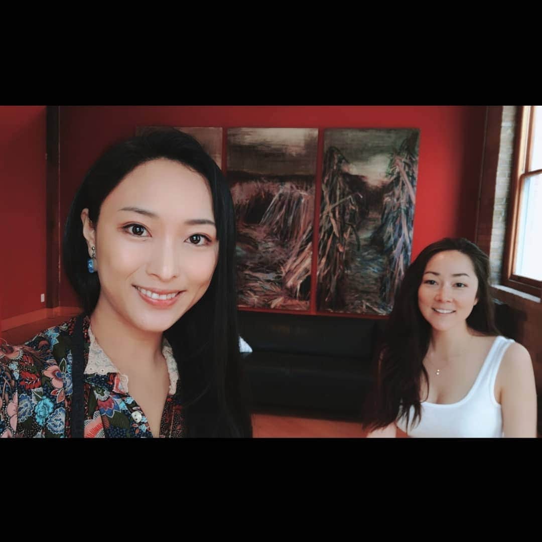 のインスタグラム：「Doors Open Toronto! More than 150 buildings across Toronto opened their doors this weekend. Emily and I went to the Old City Hall first.  ドアーズ オープン トロント！ 街の150以上の建物が一般公開する週末。 カナダのこういった面白いイベントのアイディアに感心する。 まずはエミリーと旧シティーホールへ。  Photo by @empiggford  @doors_opento #doorsopentoronto #doorsopentoronto2019 #oldcityhalltoronto #photo #slr #canon #torontoevents #toronto #canada #actress #ドアーズオープントロント #トロント #海外イベント #旧市庁舎 #カナダライフ #写真 #しゃしん部 #イベント #カナダ生活 #カナダ」