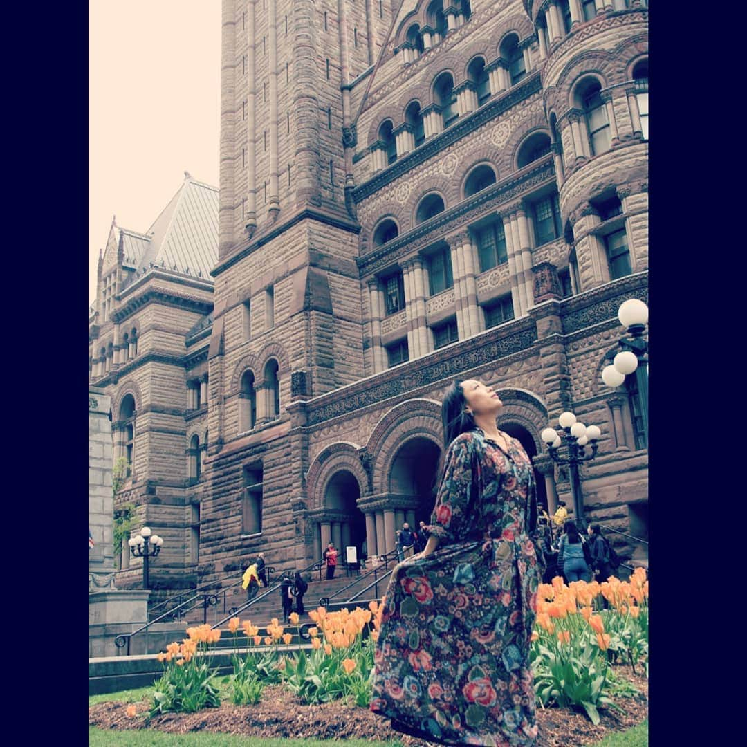 鈴木みほさんのインスタグラム写真 - (鈴木みほInstagram)「Doors Open Toronto! More than 150 buildings across Toronto opened their doors this weekend. Emily and I went to the Old City Hall first.  ドアーズ オープン トロント！ 街の150以上の建物が一般公開する週末。 カナダのこういった面白いイベントのアイディアに感心する。 まずはエミリーと旧シティーホールへ。  Photo by @empiggford  @doors_opento #doorsopentoronto #doorsopentoronto2019 #oldcityhalltoronto #photo #slr #canon #torontoevents #toronto #canada #actress #ドアーズオープントロント #トロント #海外イベント #旧市庁舎 #カナダライフ #写真 #しゃしん部 #イベント #カナダ生活 #カナダ」5月27日 12時01分 - mihyonvision