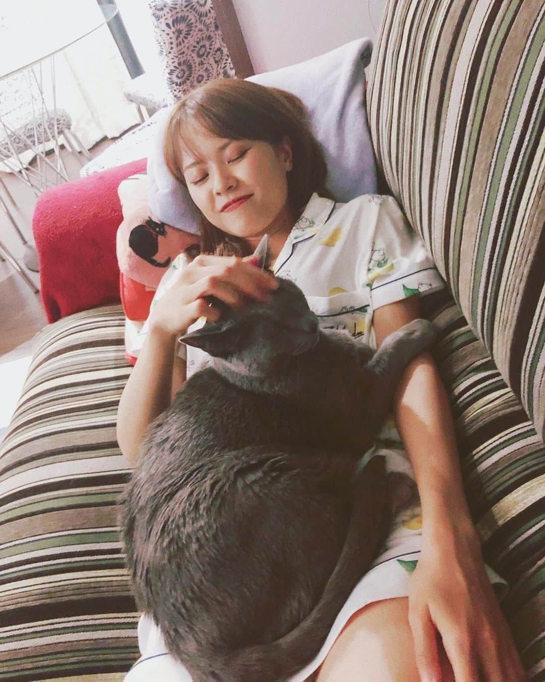 MiracleVellMagicさんのインスタグラム写真 - (MiracleVellMagicInstagram)「I love being crushed by my cat. 😻ねこに押しつぶされる幸せ…❤︎ #catlover」5月27日 22時57分 - miraclevellmagic