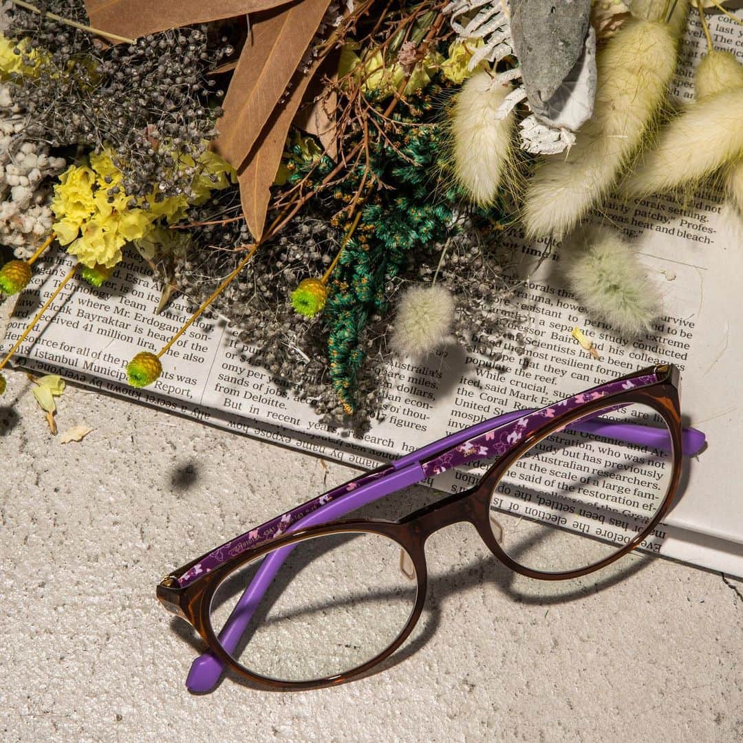 Zoff Officialのインスタグラム：「Zoff SMART DISNEY / ZJ191013_43A1 SMARTシリーズに３年ぶりのディズニーモデルが登場。サイドのミニーマウスのデザインがキュートな仕上がり。  キッズサイズも同時展開されるので、親子コーデにもオススメ。 #Zoff #FASHION #eyewearstyle #メガネ #ゾフ #Zoffコーデ」