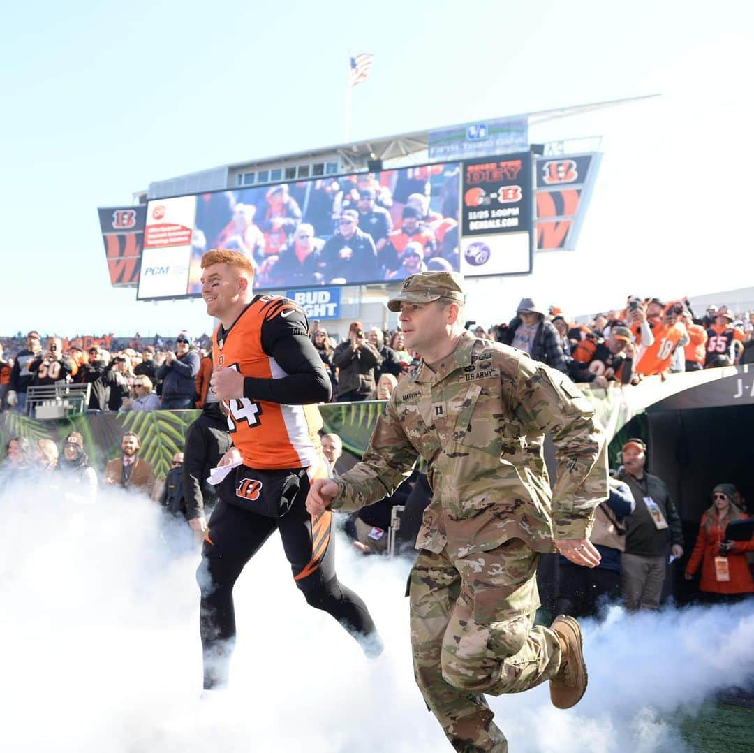 NFLさんのインスタグラム写真 - (NFLInstagram)「Today, we honor the brave men and women who have sacrificed their lives to protect this country. #MemorialDay #SaluteToService」5月27日 21時30分 - nfl