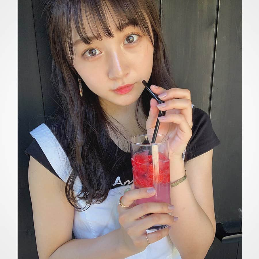 山本彩加さんのインスタグラム写真 - (山本彩加Instagram)「先日家族でグランピングキャンプに行ってきました！！﻿ ﻿ ﻿ ダッチオーブンでビーフシチューやピザを作ってBBQもしました！！！﻿ テントのお部屋も可愛くて❤︎﻿ ﻿ (飲み物はフルーツと炭酸水で割ったよ！！)﻿ ﻿ ﻿ ﻿ ﻿ 360度自然に囲まれ﻿ 過ごしやすい素敵な場所でした💚✨﻿ ﻿ ﻿ ﻿ ﻿ ずっとキャンプに行きたかったから﻿ ほんとに最高ーー❤️❤️﻿ ﻿ ﻿ #グランピングキャンプ #キャンプ #BBQ #ダッチオーブン #杜のテラス #家族旅行 #自然最高 ﻿」5月27日 21時22分 - ayaka48_yanyan