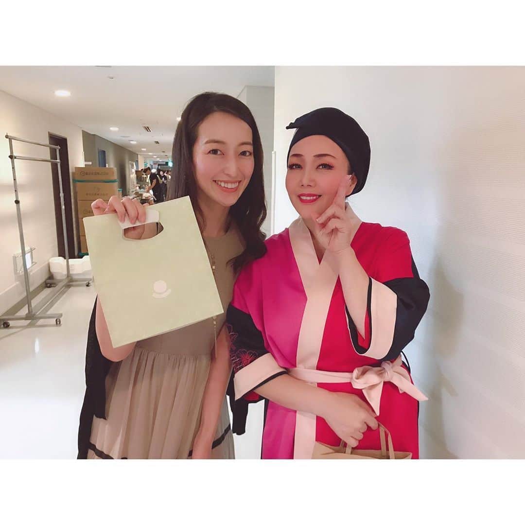 上野なつひのインスタグラム：「前回の舞台「私のホストちゃん」で大変お世話になった小川菜摘さんが出演されているお芝居「赤と黒 サムライ魂」観劇してきました💋 今回は客席から菜摘さんの頼もしい女将さん役を見て菜摘さんの美しさと頼もしさをひしひしと感じました！ そしてやっぱり綺麗🥰私の大好きな理想のお姉様です！ 千秋楽までお怪我なく無事終わりますよう願ってます！ #赤と黒サムライ魂  #小川菜摘 さん #私のパワースポット #大好き大好き大好きが止まらない #パンケーキ部」