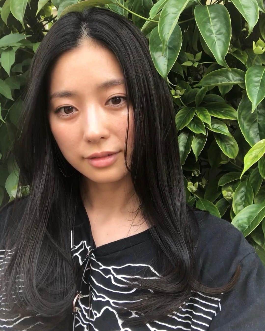 のインスタグラム：「夏ぽく透明感のあるすけ黒⁺✧༚ 電磁棒で頭皮のなでてくれたのが 地肌の汚れはとれて軽くなるは さらツヤ髪になるはで凄かった👌✨ 可愛くcutもしてもらったよ💇🏻‍♀️ ✂︎ @ky0suke Thanx😻 #maintenance#cut #haircolor#松永ちさと」