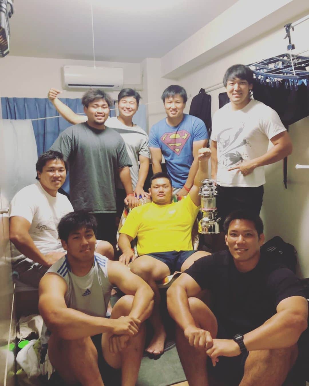 木津悠輔のインスタグラム：「えげつないプレゼントもらった✌️ 同期のみんなありがとう🥺 #ペトロマックス #キャンプ #ランタン #トヨタ自動車ヴェルブリッツ #眉毛消えた」