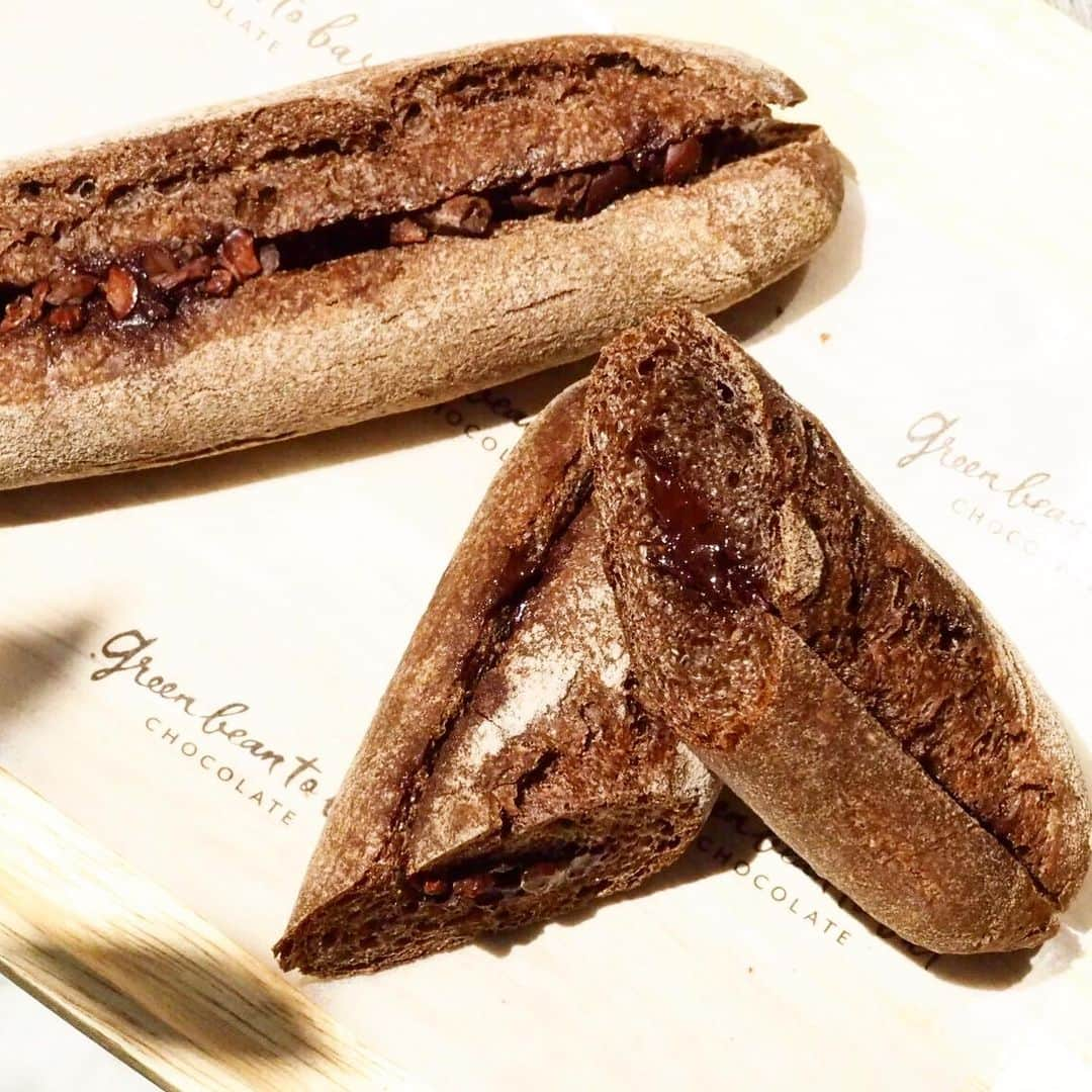 green bean to bar CHOCOLATEさんのインスタグラム写真 - (green bean to bar CHOCOLATEInstagram)「. BLACK BAGUETTE✨ . GREEN THUMB ✖︎ green bean to bar CHOCOLATE . プロデュースした都市型ベーカリー“グリーンサム“のブラックバケット。 毎週金土の２日間限定で中目黒店に並んでいます！ . 国産小麦を使用したもちもちのバケットに ビーントゥバーの濃厚ガナッシュを絞りました。 仕上げには贅沢にカカオニブスをトッピング。 . 小麦本来の甘みと香ばしさ。 ビーントゥバーの酸味と苦味。 これらが出会い、ちょっぴり大人なバケットが誕生しました✨ . . @greenthumb_2019 . . #greenbeantobarchocolate  #greenbeantobar #beantobar #chocolat #chocolate #craftchocolate #handmadechocolate #allhandmade #nakameguro #tenjin #cacao #カカオ #グリーンビーントゥバーチョコレート #グリーンビーントゥバー #中目黒  #中目黒カフェ #天神 #天神カフェ #チョコレート #ショコラ #ビーントゥバー #カフェ #クラフトチョコレート」5月27日 21時33分 - greenbeantobar_chocolate