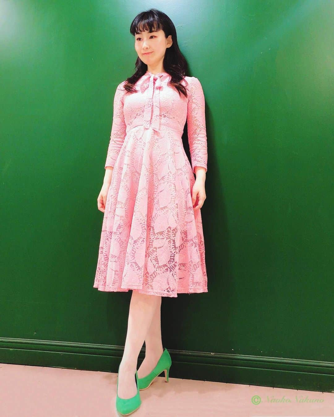 中野菜保子さんのインスタグラム写真 - (中野菜保子Instagram)「. 「ラウンジにて👗✨」 @ladypara_offcial  https://ymhu.thebase.in/ 【着用ワンピ検索:T00707】 . 写真は🍎🍎🍎🍎枚☆ . 3:ぶれぶれw 5:オマケ . . 皆様ご機嫌いかがですか？（≧∇≦）？ . ここ数日、たぶん夏でしたねw 元気に過ごしてほしいから、 しっかり水分補給なさって下さいね🍧🍨🍦 . . 絶賛どハマり中の 「Ladys paradise(レディースパラダイス)」さんの ワンピ👗を着てお出かけです🌹 @ladypara_offcial . . 場所がホテルラウンジだったので レースのピンクワンピでお洒落してみました🌟 . Aラインでスタイルがよく見えるので助かります🌈🌈🌈 ↑ちゃんとジブンで痩せないとw . 座ってもシワにならない✨ 横ファスナーやから脱ぎ着しやすい！！ ↑セーラー服と同じ☺️ . . 夏はすぐそこなので少しずつ衣替え中です☆ 早く夏ワンピ着たいなぁとおもいます🐬 . 着たらまた載せます(*´꒳`*) ＊ ＊ ＊ #ladysparadise #韓国 #ladypara_official  #レディースパラダイス #レディパラ #韓流 #韓国コーデ  #ワンピース大好き  #エレガント #レース #ふわふわ  #ピンクの似合う女 #なにわの女やさかい #カフェ巡りスト #ホテルラウンジ #おしゃれさん  #Aライン で美しい #中野菜保子 #model  #俳優 #moviestar  #美肌 #美白美人  #笑顔が爽やか #ナオ部 #癒しの花  #ヤル気スイッチ  #見守ってます  #ヘプバーン #ワクドキの毎日を @ladypara_offcial  @syanhaijitensya」5月27日 21時37分 - naokonakano8319