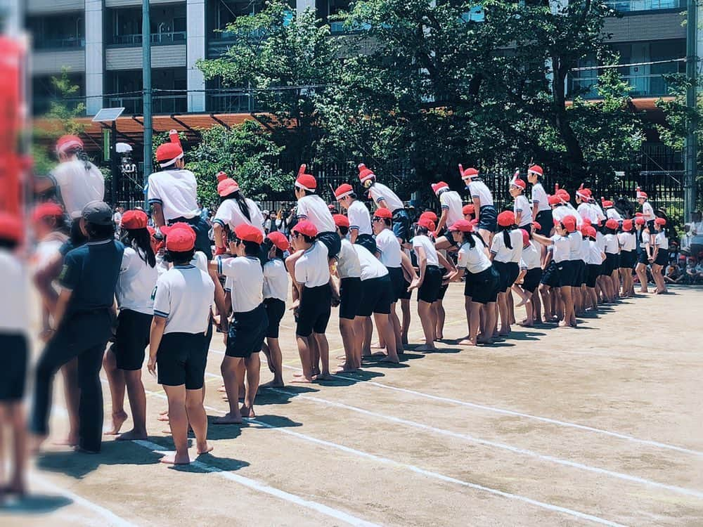 中根麗子さんのインスタグラム写真 - (中根麗子Instagram)「週末は麗奈の小学生最後の 運動会。 来年の運動会は 当たり前だけど中学生。 本当に早いなぁ。  運動会は子供達の競技を 見るのはもちろん みんなで食べるお弁当も 大好きだったけど 今年から給食に。  最後だから一緒に食べたかったな。  騎馬戦は毎回ドキドキする。 落ちないか 怪我しないか心配。 でもみんな凄かったな。  小学生になってから ずっとやりたかった応援団もやれたし、騎馬戦や徒競走 組体操、金管バンドでは沢山の曲を演奏したり 暑い中頑張ったね💗  赤組も勝てたし💗  小学生最後の運動会お疲れ様でした💗  #運動会#騎馬戦#小学6年生」5月27日 21時41分 - reiko_nakane