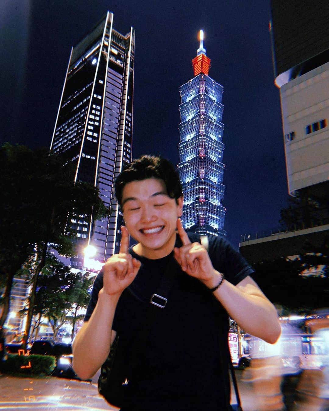 アレックス・シブタニさんのインスタグラム写真 - (アレックス・シブタニInstagram)「Taipei ☝️😮☝️ Love being back in Taiwan! 🇹🇼 📸: @maiashibutani #taipei #taipei101 #taiwan #computex」5月27日 21時41分 - alexshibutani