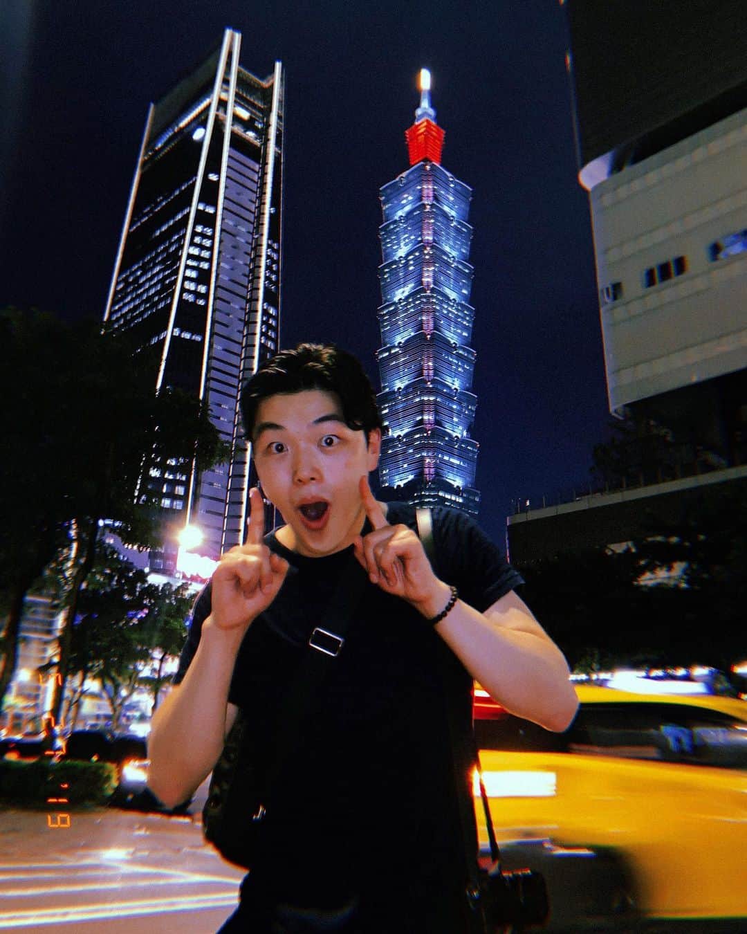 アレックス・シブタニさんのインスタグラム写真 - (アレックス・シブタニInstagram)「Taipei ☝️😮☝️ Love being back in Taiwan! 🇹🇼 📸: @maiashibutani #taipei #taipei101 #taiwan #computex」5月27日 21時41分 - alexshibutani