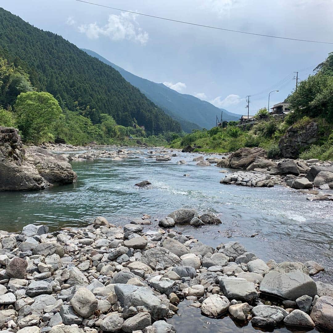 のインスタグラム：「今日は今年初めての鮎釣り‼️ 場所は和歌山県の有田川‼️ 内外出版社の釣りどき関西のロケも兼ねてました。 暑い中でも川遊び出来て、しかも10匹くらい釣れてちょいハッピー😁 また行きたい😬  #鮎 #ayu  #鮎友釣り #ayufishing  #がまかつ #gamakatsu  #サンライン #sunline  #ジール #zeal #ゼクー #zeque  #釣りどき関西 #magazine  #和歌山県 #有田川」