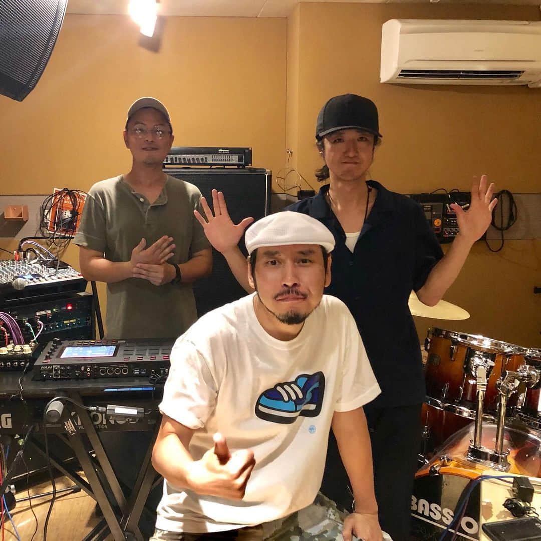 RYO the SKYWALKERのインスタグラム：「RAITA @slowvibes & MICHAEL PUNCH @Michel punch とリハ完了！  6/1(土）はOTODAMAにてアコースティックセットでライブ！！🎤 #otodama #リョーザ」