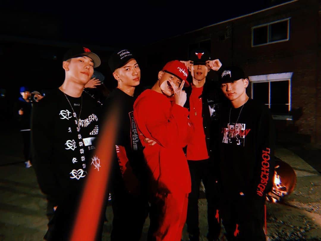 プニエル のインスタグラム：「Holding up 2 finger but D-3 !  손가락은 2개 올렸지만 D-3」