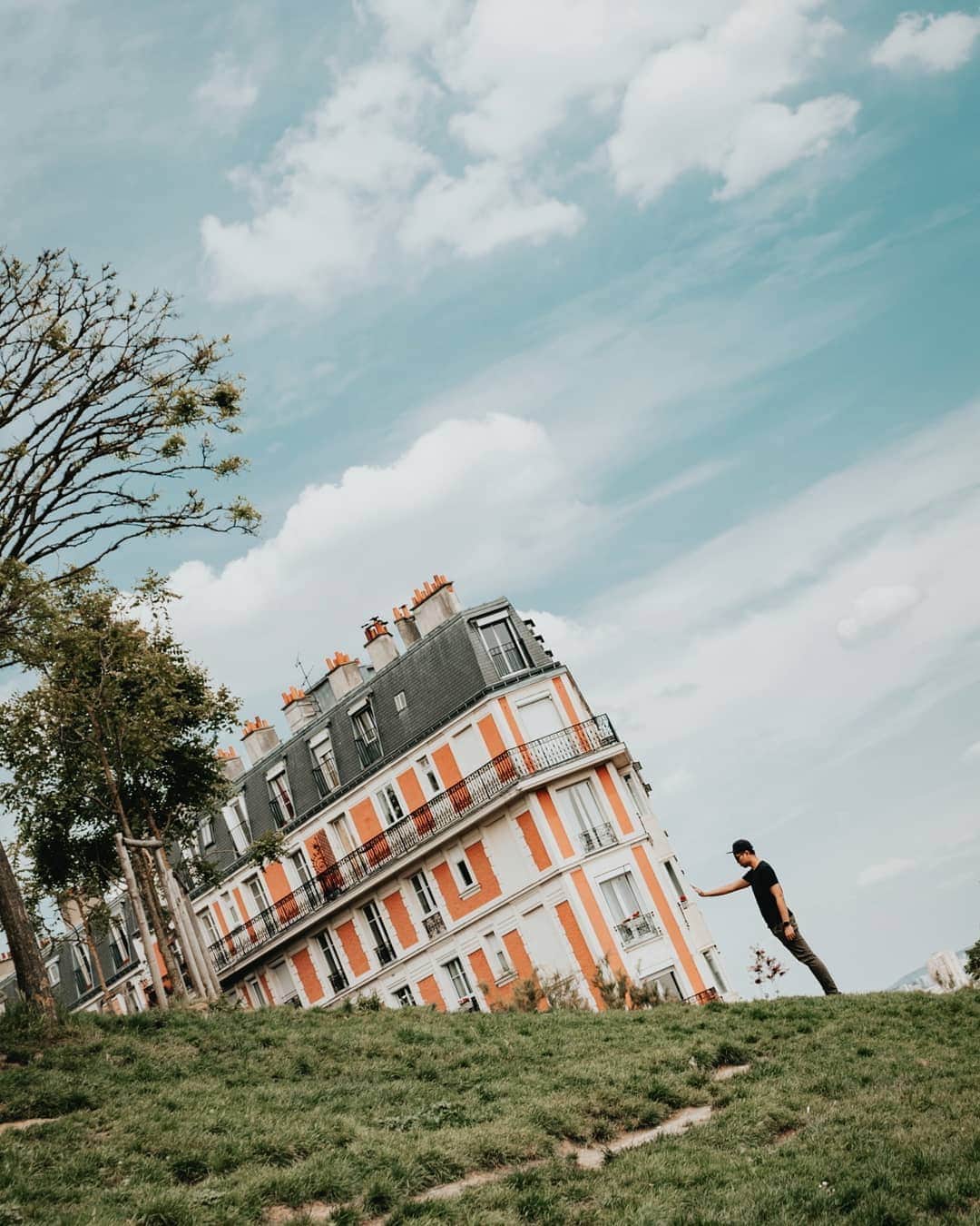 のインスタグラム：「From Montmartre to Opera with @jonathanend & @astridpr // this classic shot of Montmartre hill is dedicated for the bravery of a young man named Jonathan who was kinda worried because of the fence that surrounded this place. Then I showed him a picture of this place with the same style from @superchinois801 and Jonathan jumped straight away so I can take picture of him this way 😂. . That day was pretty cool with @jonathanend and @astridpr . We met up in Lamarck (my favorite metro station) and walked to the sacre cœur and walked down to the opera area. We passed through some passage as well and ended up watching Paris rooftops from Printemps. It was a good memory. . Slide 6 taken by @jonathanend //Taken with @sonyalpha_id A7iii with kit lens 28-70mm #sonyalpha_id」