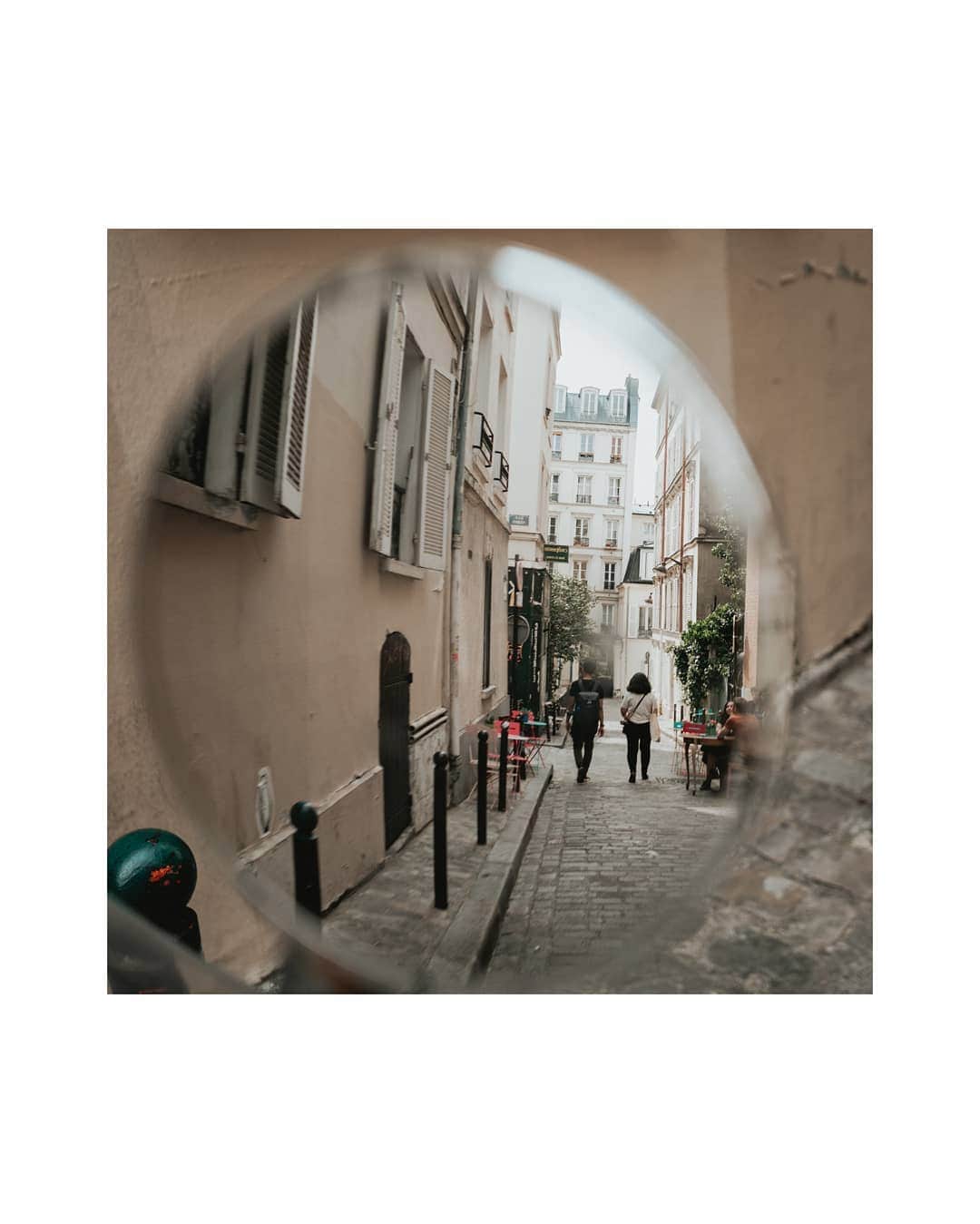 Putri Anindyaさんのインスタグラム写真 - (Putri AnindyaInstagram)「From Montmartre to Opera with @jonathanend & @astridpr // this classic shot of Montmartre hill is dedicated for the bravery of a young man named Jonathan who was kinda worried because of the fence that surrounded this place. Then I showed him a picture of this place with the same style from @superchinois801 and Jonathan jumped straight away so I can take picture of him this way 😂. . That day was pretty cool with @jonathanend and @astridpr . We met up in Lamarck (my favorite metro station) and walked to the sacre cœur and walked down to the opera area. We passed through some passage as well and ended up watching Paris rooftops from Printemps. It was a good memory. . Slide 6 taken by @jonathanend //Taken with @sonyalpha_id A7iii with kit lens 28-70mm #sonyalpha_id」5月27日 21時45分 - puanindya