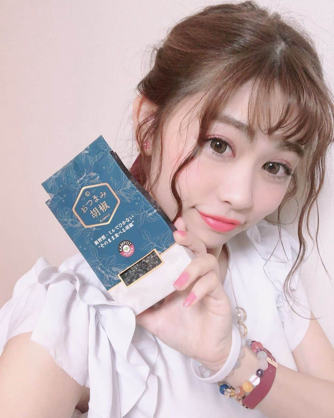 高橋里彩子さんのインスタグラム写真 - (高橋里彩子Instagram)「普段自炊してます😊♥️﻿ ﻿ 自炊したほうが自分の好みの味付けにできるし、﻿ 今は体のことを気にしてるから﻿ 味付けのことときにできる🌸﻿ ﻿ ﻿ 時間かかるかもだし、めんどくさいって﻿ 思う人もいると思うけど、﻿ 私は結構好きな方かも😋💗﻿ ﻿ ﻿ ﻿ 今回作ったのは﻿ 世界一美味しいと言われるカンボジアのカンポットペッパーで、﻿ 家にある余り物で作ったよー🐥✨﻿ ﻿ だいたい家にあるもので作る🙌🏻﻿ ﻿ そうすると脳にもいいらしいよ💗﻿ ﻿ ﻿ ﻿ 粒だけど、﻿ ミルで引かないそのまま食べるんだー！﻿ 風味が広がって美味しくできた♥️﻿ ﻿ ﻿ ﻿ じゃがいもとベーコンのチーズ焼き🐰💞﻿ ﻿ じゃがいもと、ベーコンを炒めて、﻿ 塩コショウで味付け♡﻿ ﻿ 最後にチーズを﻿ オーブンでこんがりやるのが私的に好き😋✨﻿ ﻿ 簡単にできるからひとり暮らしの子にもおすすめだよー🍓﻿ ﻿ ﻿ 作ってみてね🙌🏻﻿ ﻿ ﻿ ﻿ ﻿ ﻿ ﻿ #カンポットペッパー #カンボジア　#おつまみ胡椒 #レシピ  #料理好きな人と繋がりたい #ひとり暮らしのおうちごはん #胡椒 #チーズ料理 #じゃがいも料理 #女子飯 #一人暮らし #一人暮らしごはん #自炊女子 #自炊生活 ﻿」5月27日 21時45分 - konkonwanwan