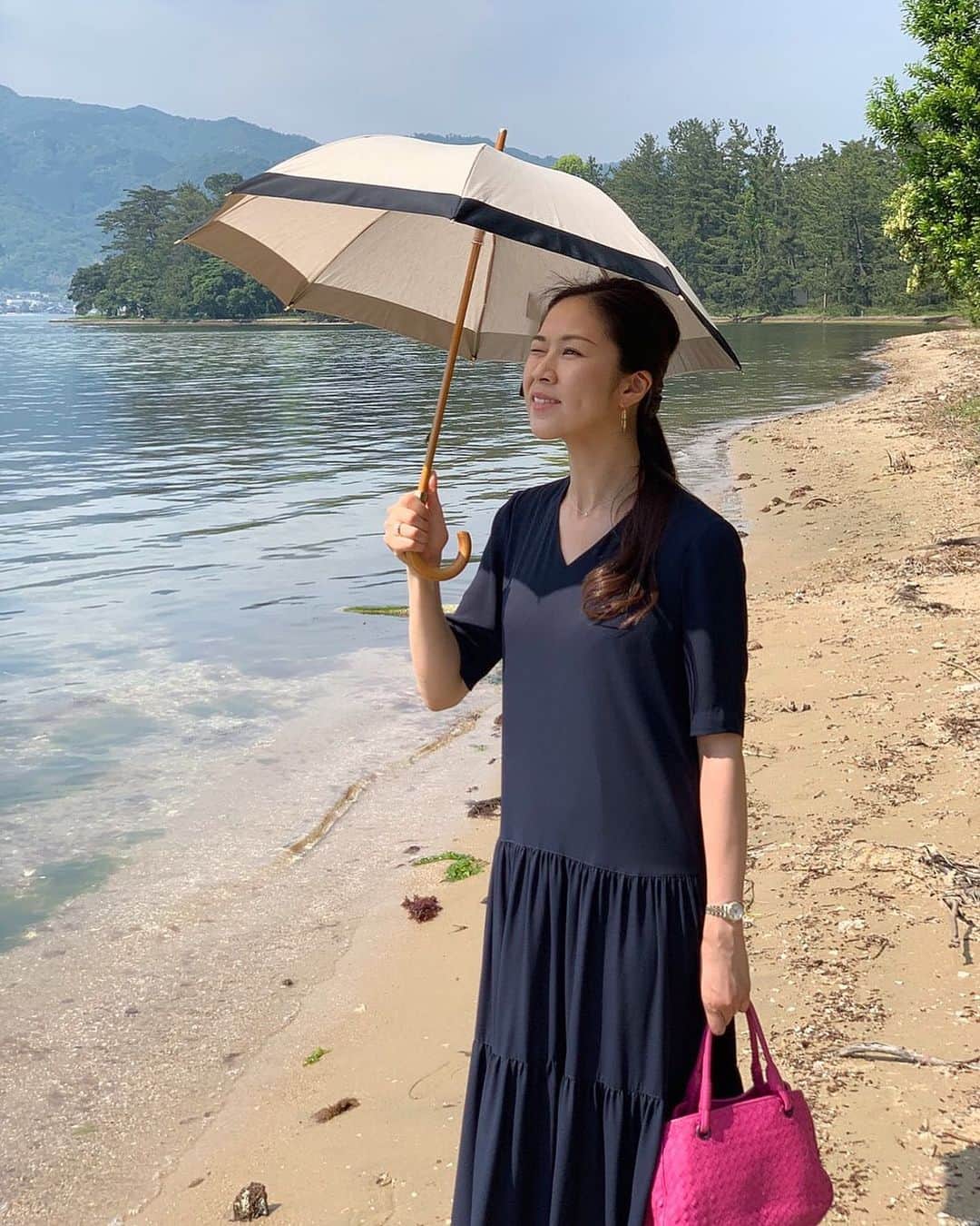 月央和沙さんのインスタグラム写真 - (月央和沙Instagram)「暑すぎる5月… *  #夏はどうなりますか #日傘あるある #元男役が持つと #大きく見える #トリックアートやん #ちがうよ #傘が小さいんだよ #日傘必須 #日本の海」5月27日 21時46分 - kazusa_tsukio
