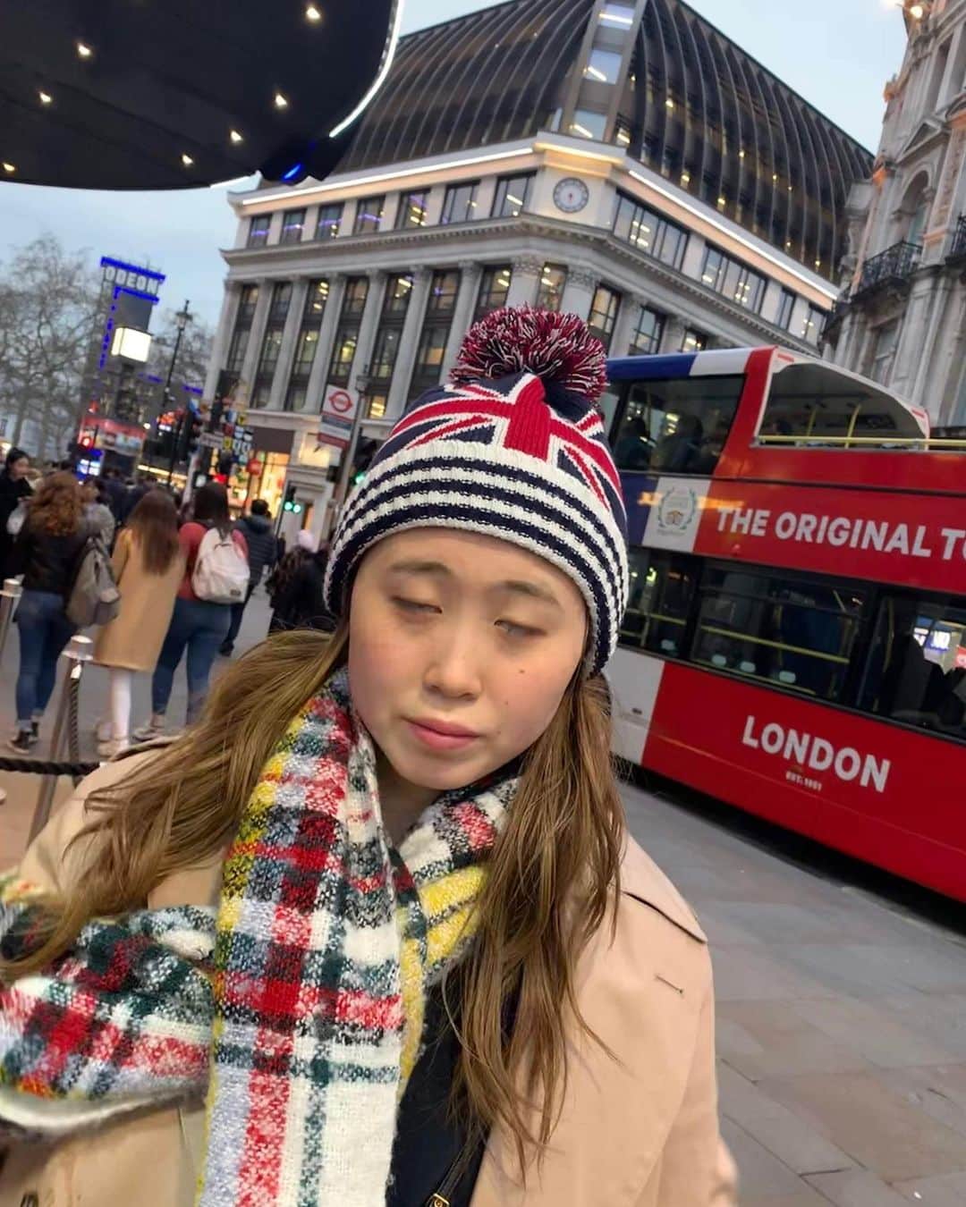 山田愛さんのインスタグラム写真 - (山田愛Instagram)「・ めちゃめちゃ寒いです。風が冷たいです。とびきり暖かいダウンが欲しいです。 #london」5月27日 21時46分 - aiyamada_