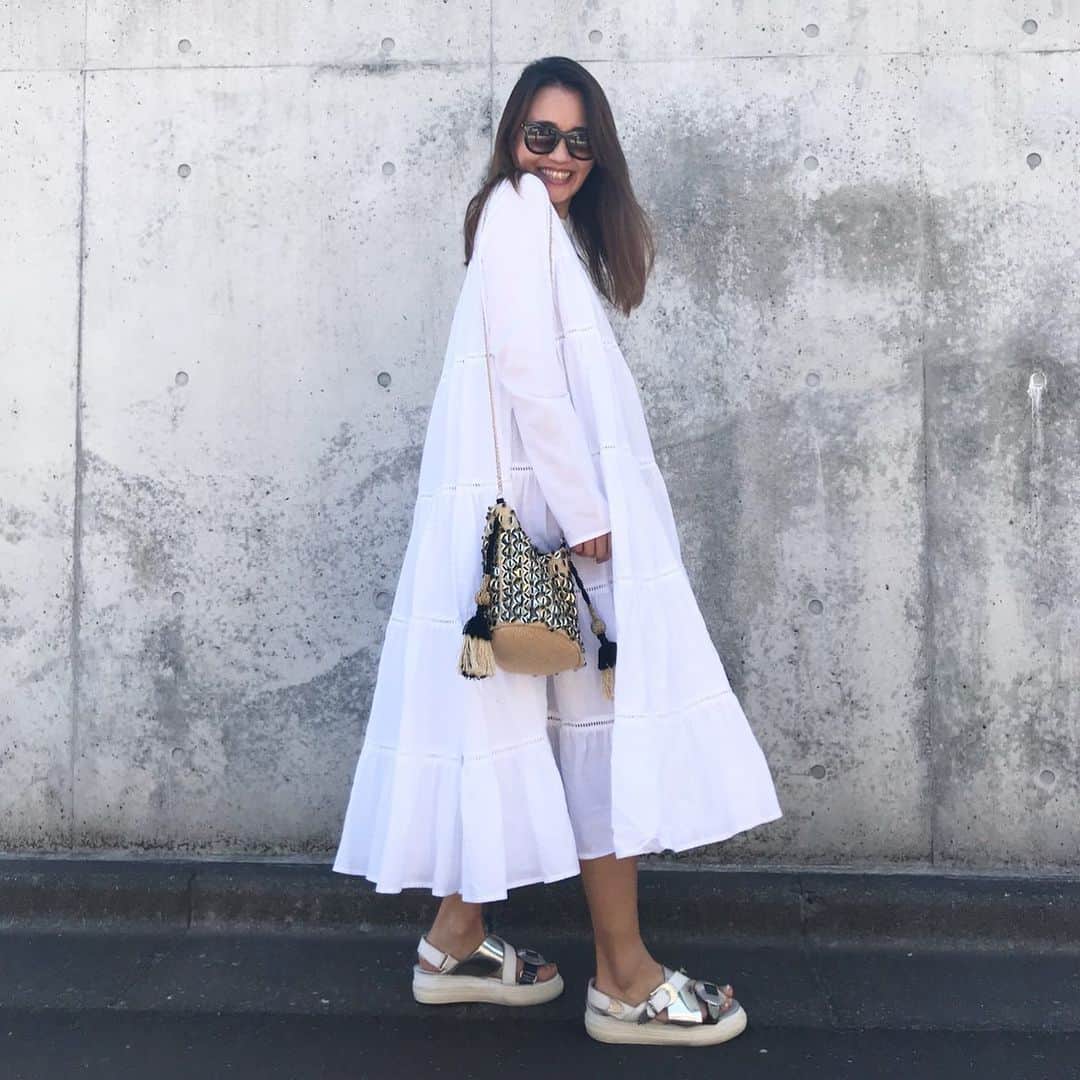 のインスタグラム：「今日も暑かったですね！ 暑いと、テラスでランチをしたくなる！ けどそれって バッチリ日焼けしちゃうパターンだね😹  ワンピースは @merlettenyc  ふんわりボリューム感が可愛い😍 #バック @zara_daily  #サンダル  @togaarchives  白って汚れちゃうけど白がやっぱり夏場は可愛いですね💕💕」
