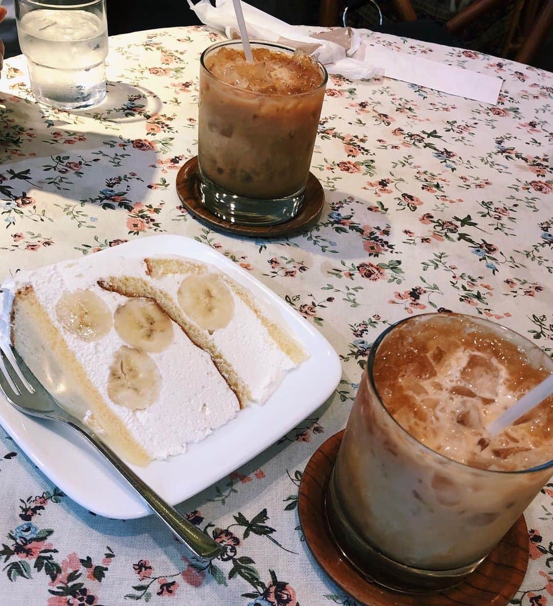 Julia Castroさんのインスタグラム写真 - (Julia CastroInstagram)「紅茶にはまってる。(前からか) 皆んなは今何にはまってる？🍹🍹🍹 * #milktea #tea #shibuya #tokyo #cafe #tokyocafe #bananacake #banana #cake #delicious  #photography  #loveit #loveplace #紅茶 #茶 #ミルクティー #カフェ #東京カフェ #美味しい #飲み物 #癒し #ドリンク #julistagram」5月27日 21時48分 - julia.c.0209