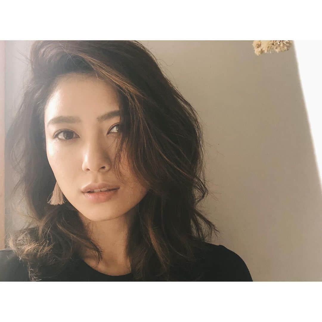 金城優華のインスタグラム：「前記事への反応が思いのほか多くて驚きと嬉しさでいっぱいです！﻿ ﻿ ﻿ 初のグラビア、デジタル写真集 ﻿ 初めはお断りしようと思っていたくらい不安と葛藤が渦巻いていましたが、皆さまのコメントを見てホッとしました(ˊᵕˋ)﻿ ﻿ ﻿ 沢山のコメントありがとうございます!!﻿ ﻿ ﻿ 明日から三日間は6月2日のジュンク堂那覇店さんでの写真集発売イベントと告知と写真集PRの為﻿ 沖縄のラジオ局3局に連日出演という凄い機会をいただいたので気合い入れて頑張ります！ ・ ・ ﻿ #沖縄﻿ #お昼のラジオ﻿ #明日はROK﻿ #緊張……既に吐きそ。笑」