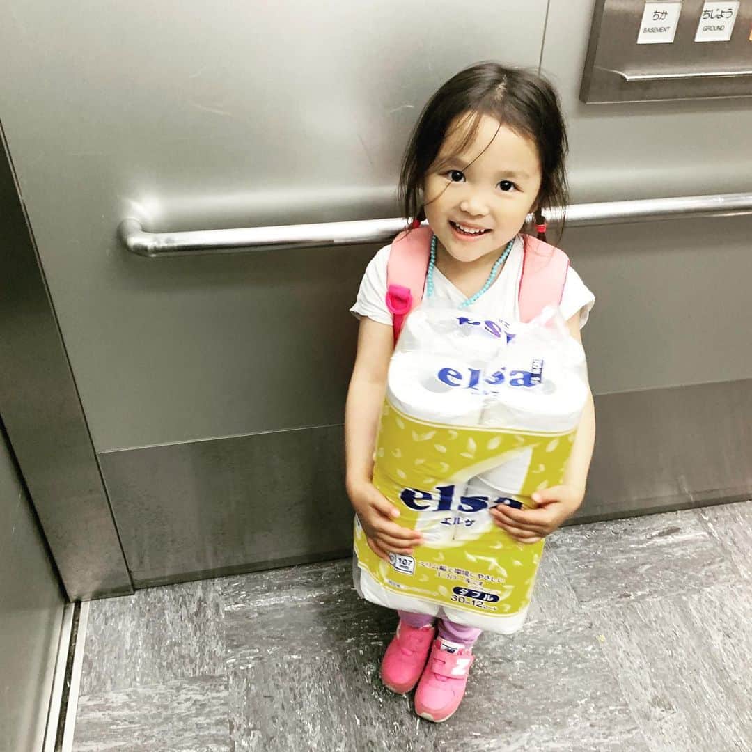内藤陽子のインスタグラム：「週末の二人時間♡語学学校の帰りにニコとご褒美焼肉🐮今週からニコの授業中に私も英語習うようにしました🖍38歳からの語学、 頑張る💪 翌日は水泳の後は3つの公園巡り💨 元気！元気！元気！ 私ヘッロヘロ……😞 今週も保育園楽しんでね💕 私もお仕事がんばるね❗️ #トイレットペーパー #お手伝い #ありがとう #幸せ時間」