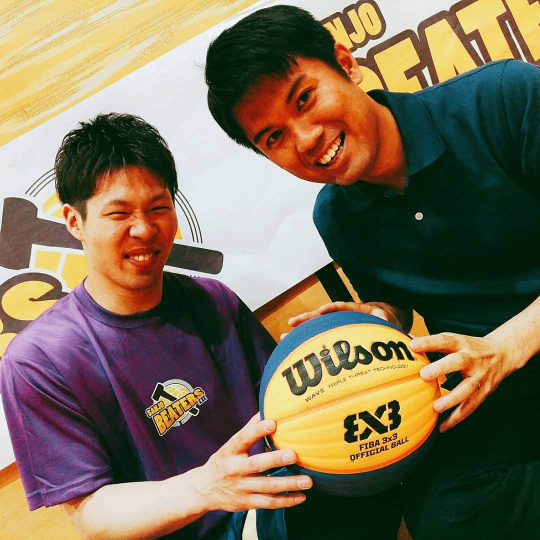 坂部友宏さんのインスタグラム写真 - (坂部友宏Instagram)「3人制バスケット、 3x3(スリーエックススリー)かっこいい！ 加えて、選手の花野さん明るい😁 挑戦心、私も見習わせていただきます🏀  プロバスケチーム「三条ビーターズドットエグゼ」 応援します！  BSNニュースゆうなび 黒崎アナのスポなびっ！ だけど、今回は坂部が取材しました。  #三条市下田 #三条ビーターズ #花野文昭 選手 #バスケットボール #3x3 #3x3exe #3x3basketball #3人制バスケットボール #プレミア #挑戦心 #黒崎 #坂部」5月27日 21時52分 - t_sakabe_bsn