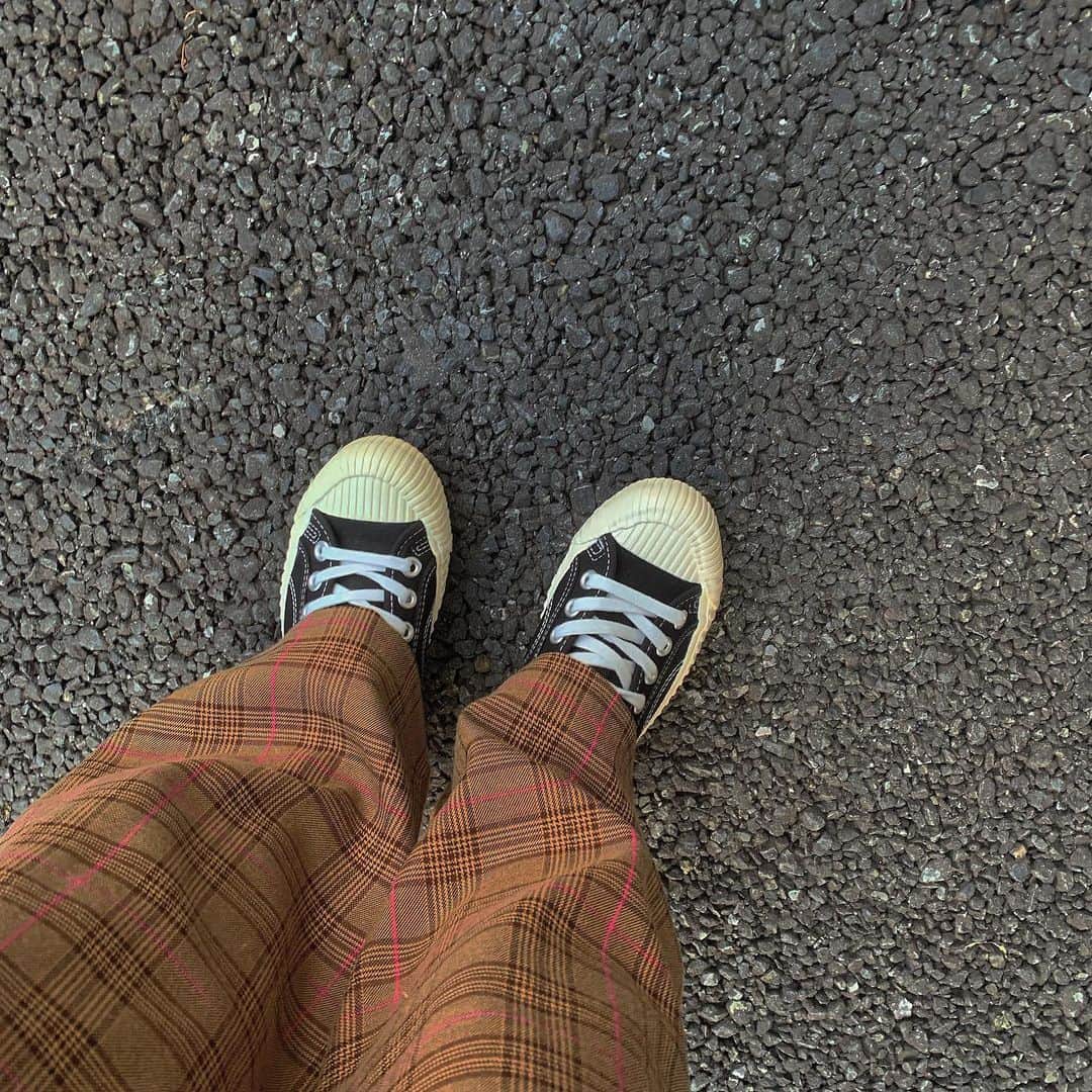 前田亜美のインスタグラム：「. . ずーーーーっと欲しかった靴を手に入れた。. . . #韓国スニーカー くろしろ。靴先がぼこぼこしてるスニーカーずっと欲しかったの。おきにおりーー‪✌︎. . . @gogosing_jp .  #gogosing」