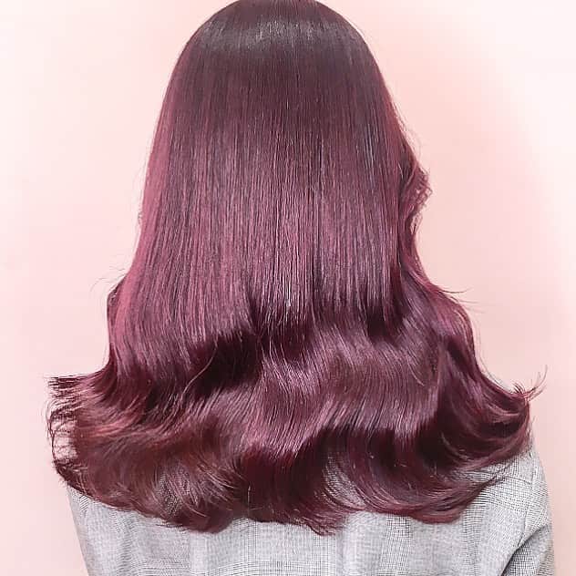 原涼香のインスタグラム：「ㅤㅤㅤㅤㅤㅤㅤㅤㅤㅤㅤㅤㅤ Cherry red 🍒🍒 カラーと、カラーバターでできます💓 fashionの差し色にも( ◠‿◠ ) ㅤㅤㅤㅤㅤㅤㅤㅤㅤㅤㅤㅤㅤ」