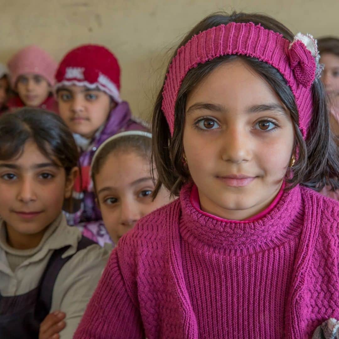unicefさんのインスタグラム写真 - (unicefInstagram)「"I am very excited. I thought we'd never be able to come back to school again." Noor, 9, in Mosul, Iraq.  In conflict zones, education can be a life-saver - we’re calling on all governments to endorse the #SafeSchoolsDeclaration. #ChildrenUnderAttack © UNICEF/UN050217/Anmar」5月27日 21時55分 - unicef